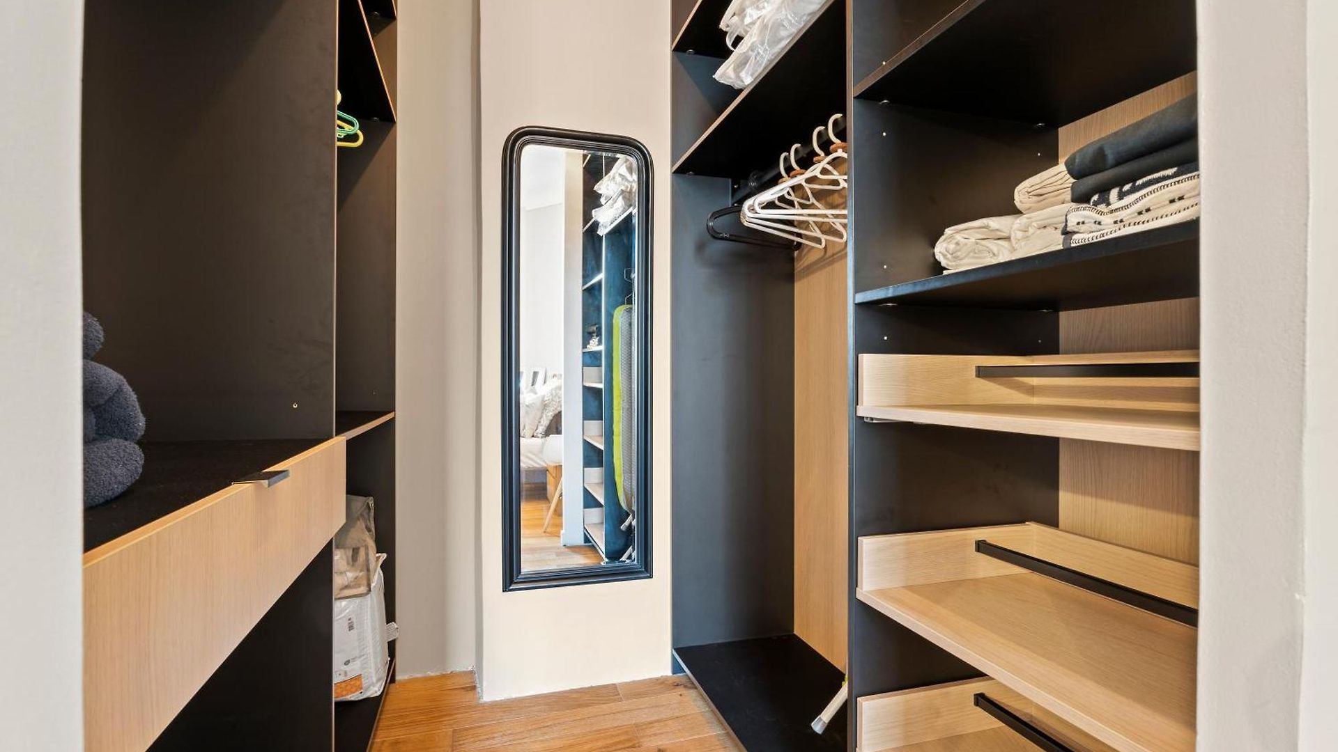 Renting - Dabray - Chic & Spacious In The Heart Of - Prime Location Near Attractions