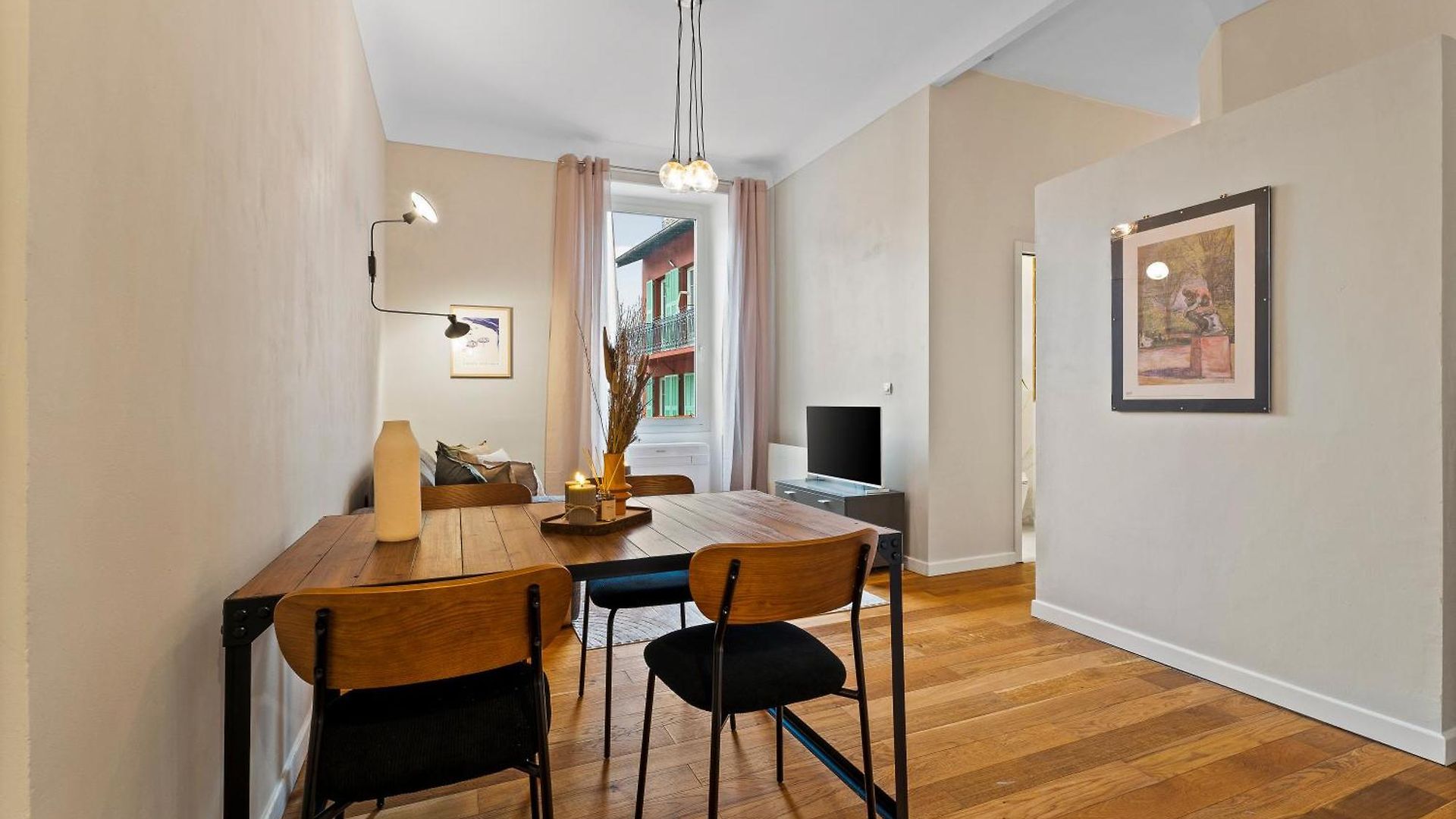 Renting - Dabray - Chic & Spacious In The Heart Of - Prime Location Near Attractions