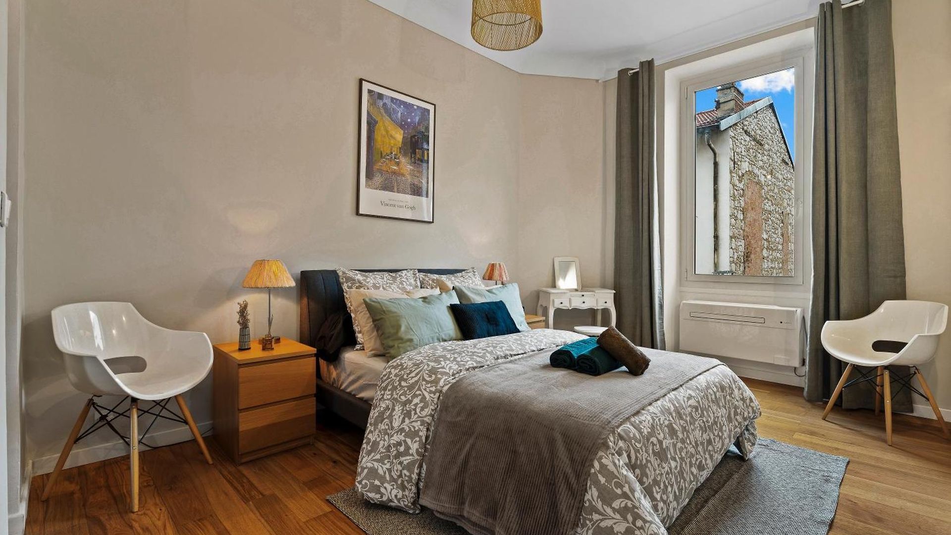 Appartement Renting - Dabray - Chic & Spacious In The Heart Of - Prime Location Near Attractions *
