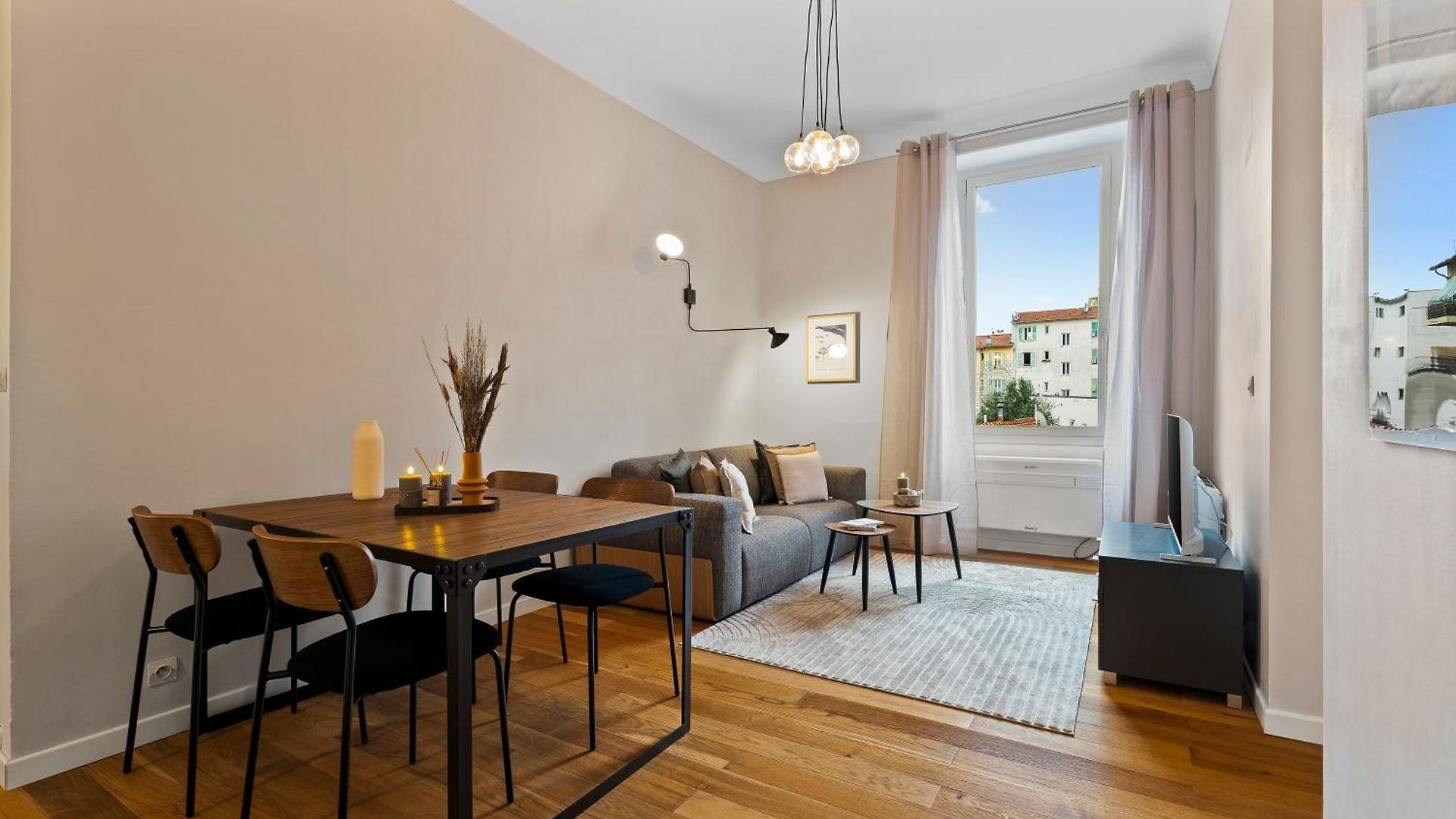 Renting - Dabray - Chic & Spacious In The Heart Of - Prime Location Near Attractions Appartement