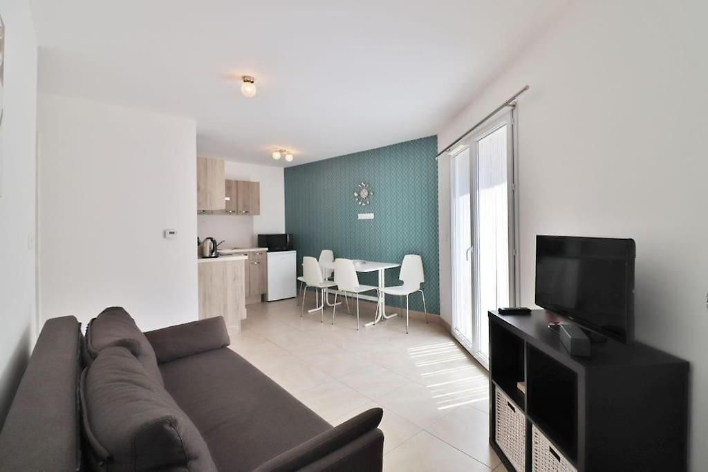 Beautiful Flat With Sunny Garden In Heart Of Le Port Appartement Nice