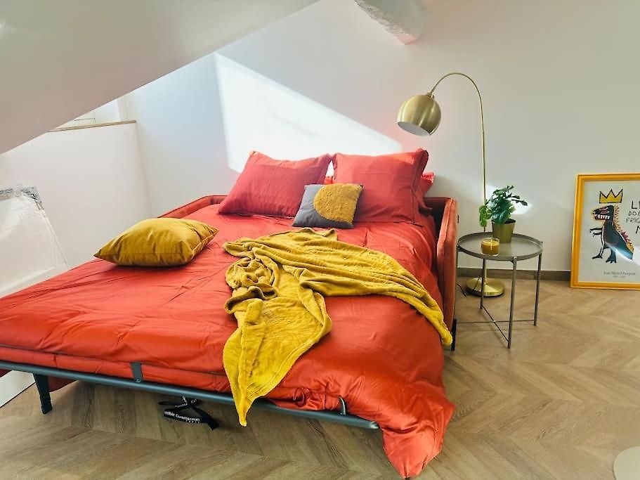 Elegant Mansardé-place Du Pin Appartement