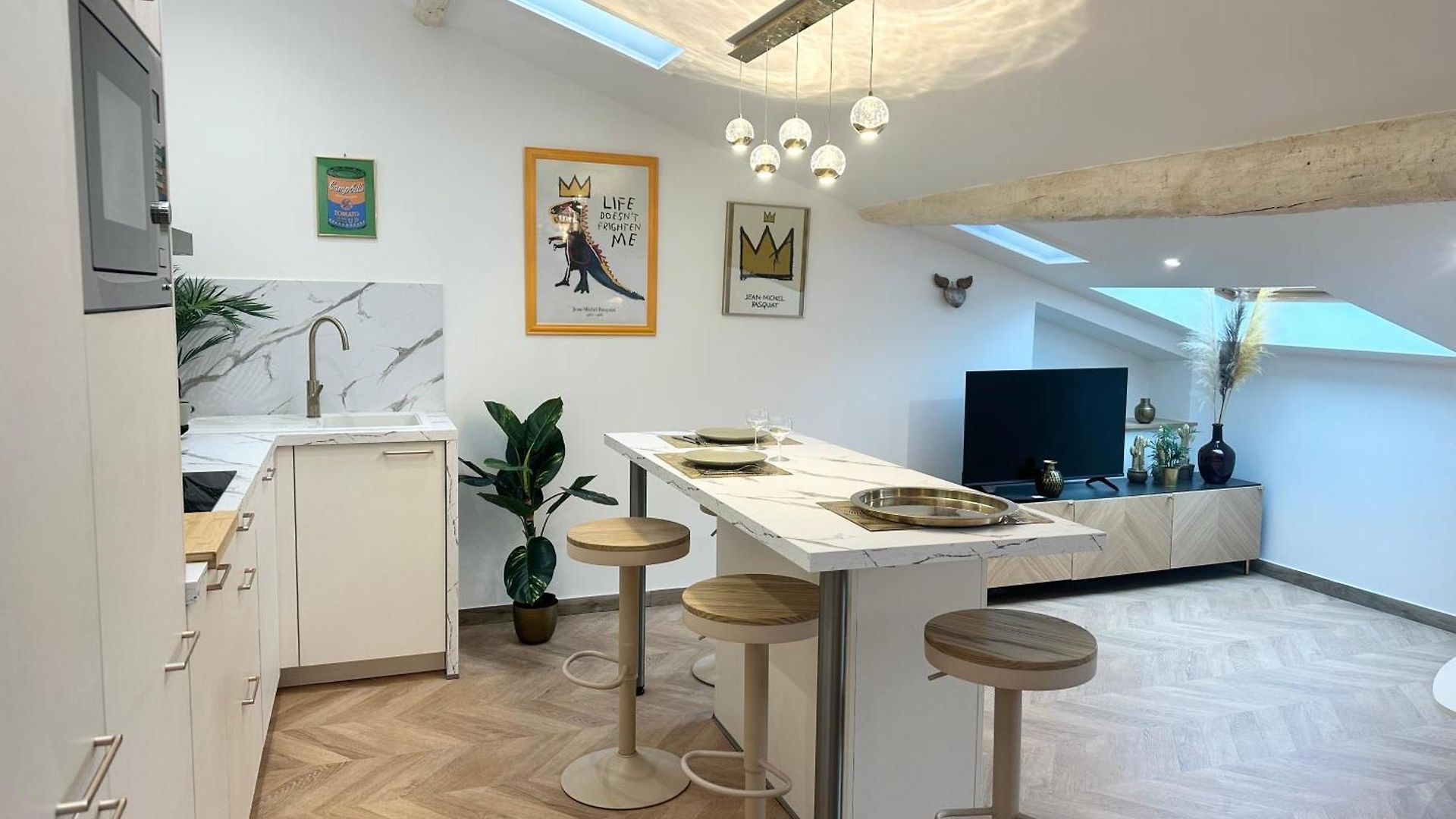 Appartement Elegant Mansardé-place Du Pin