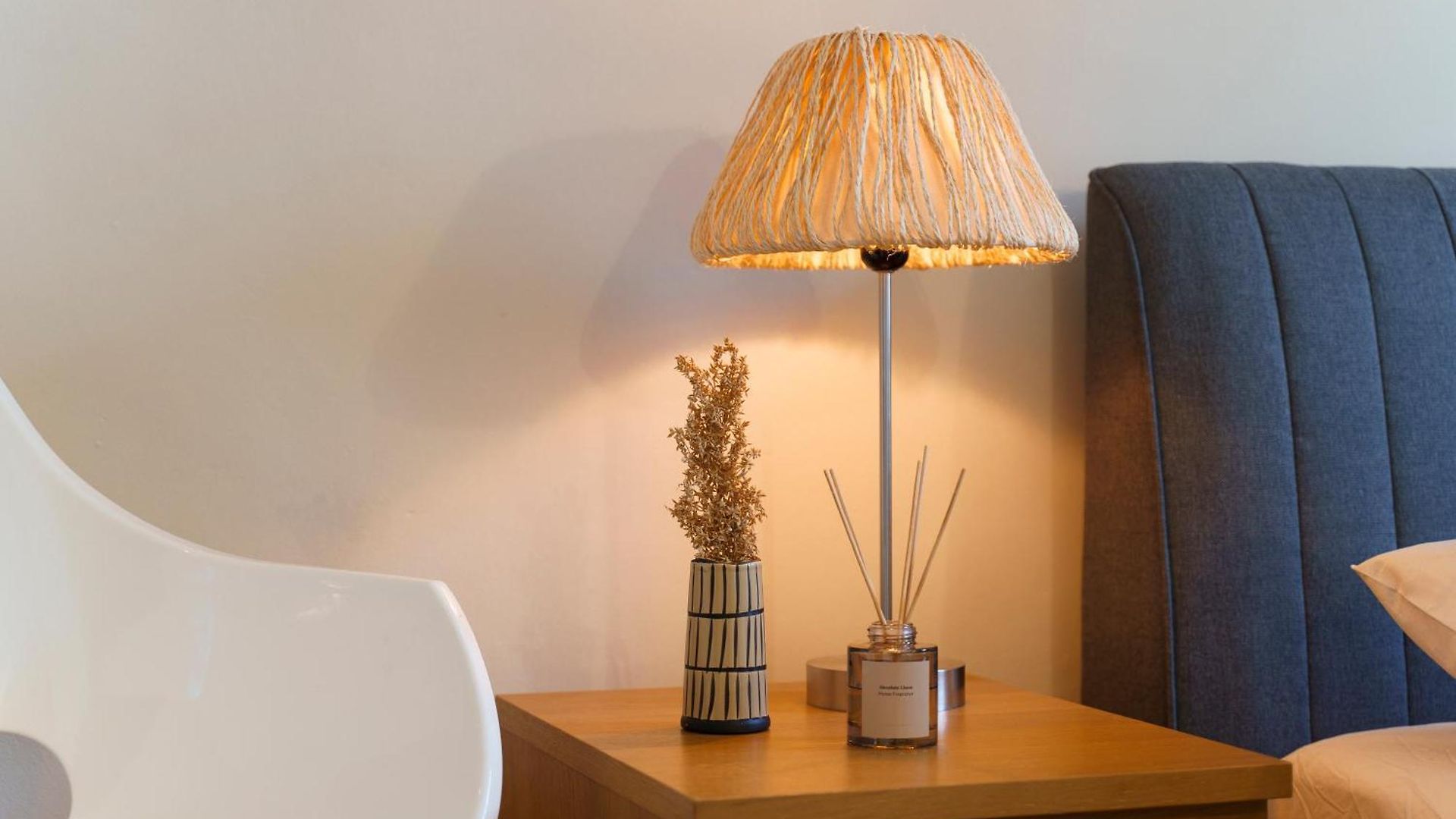 Renting - Dabray - Chic & Spacious In The Heart Of - Prime Location Near Attractions