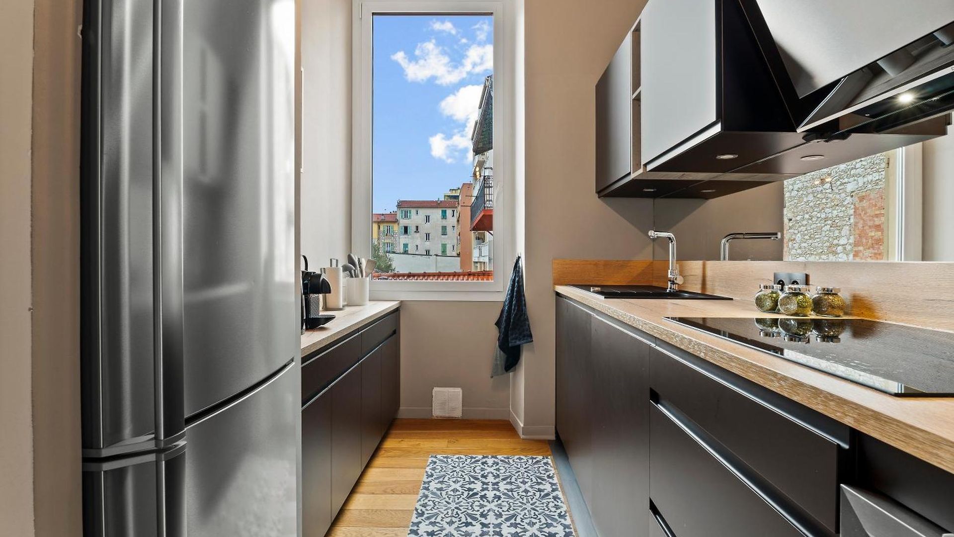 Renting - Dabray - Chic & Spacious In The Heart Of - Prime Location Near Attractions *