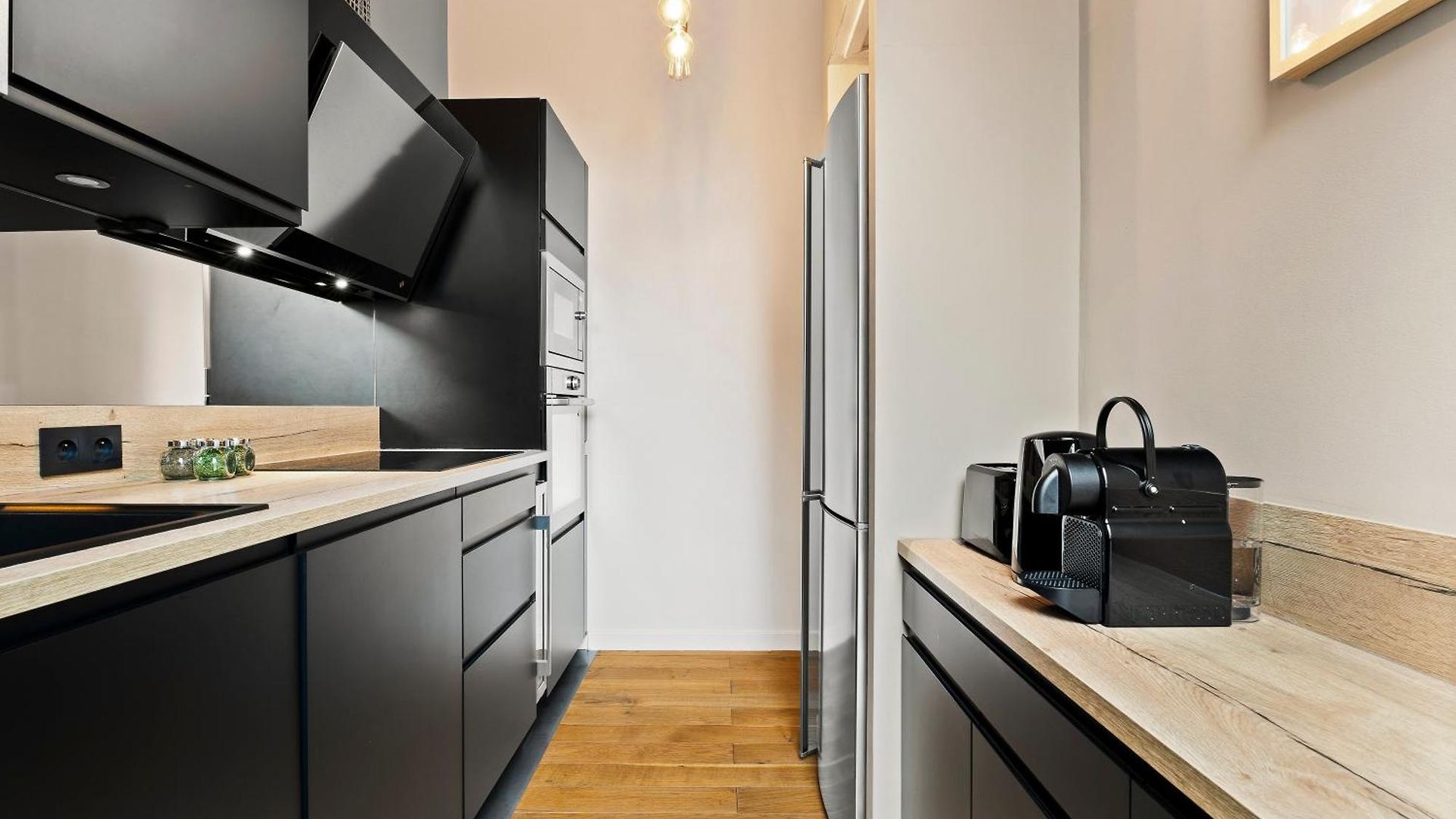 Renting - Dabray - Chic & Spacious In The Heart Of - Prime Location Near Attractions Appartement