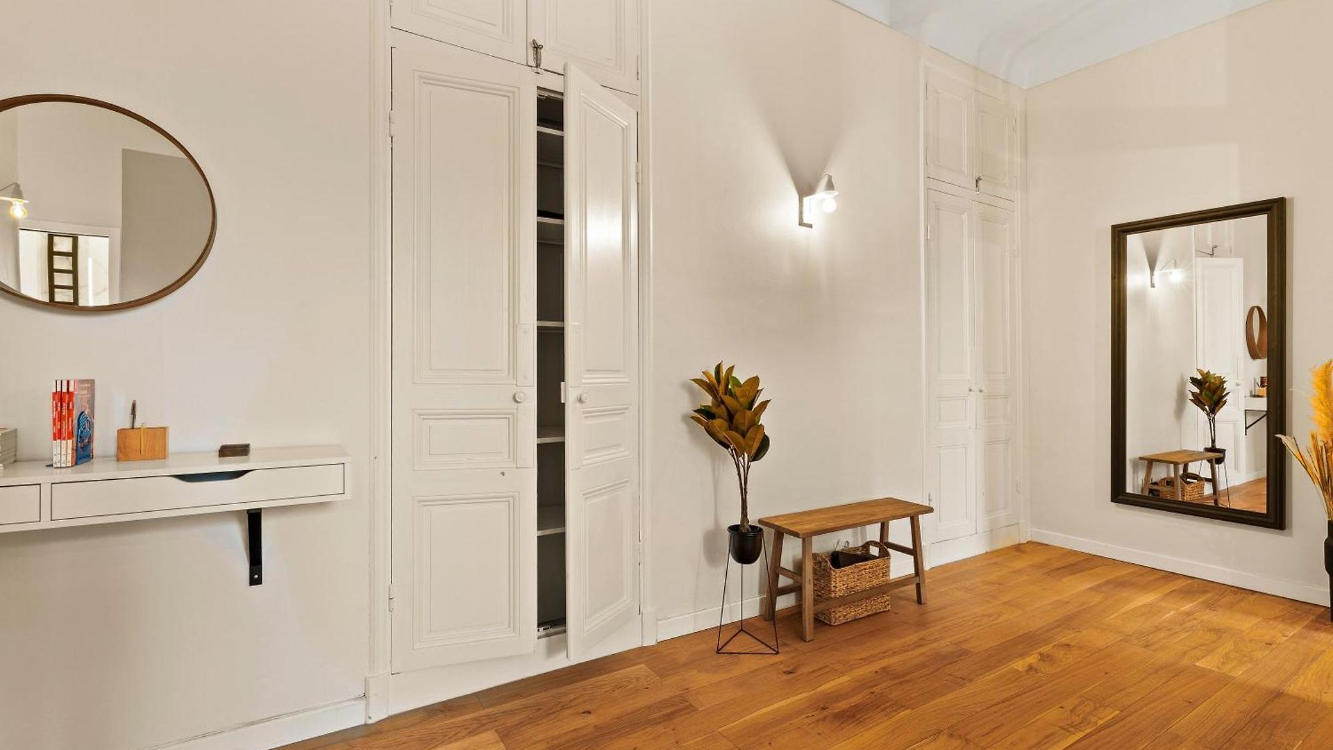 Renting - Dabray - Chic & Spacious In The Heart Of - Prime Location Near Attractions *
