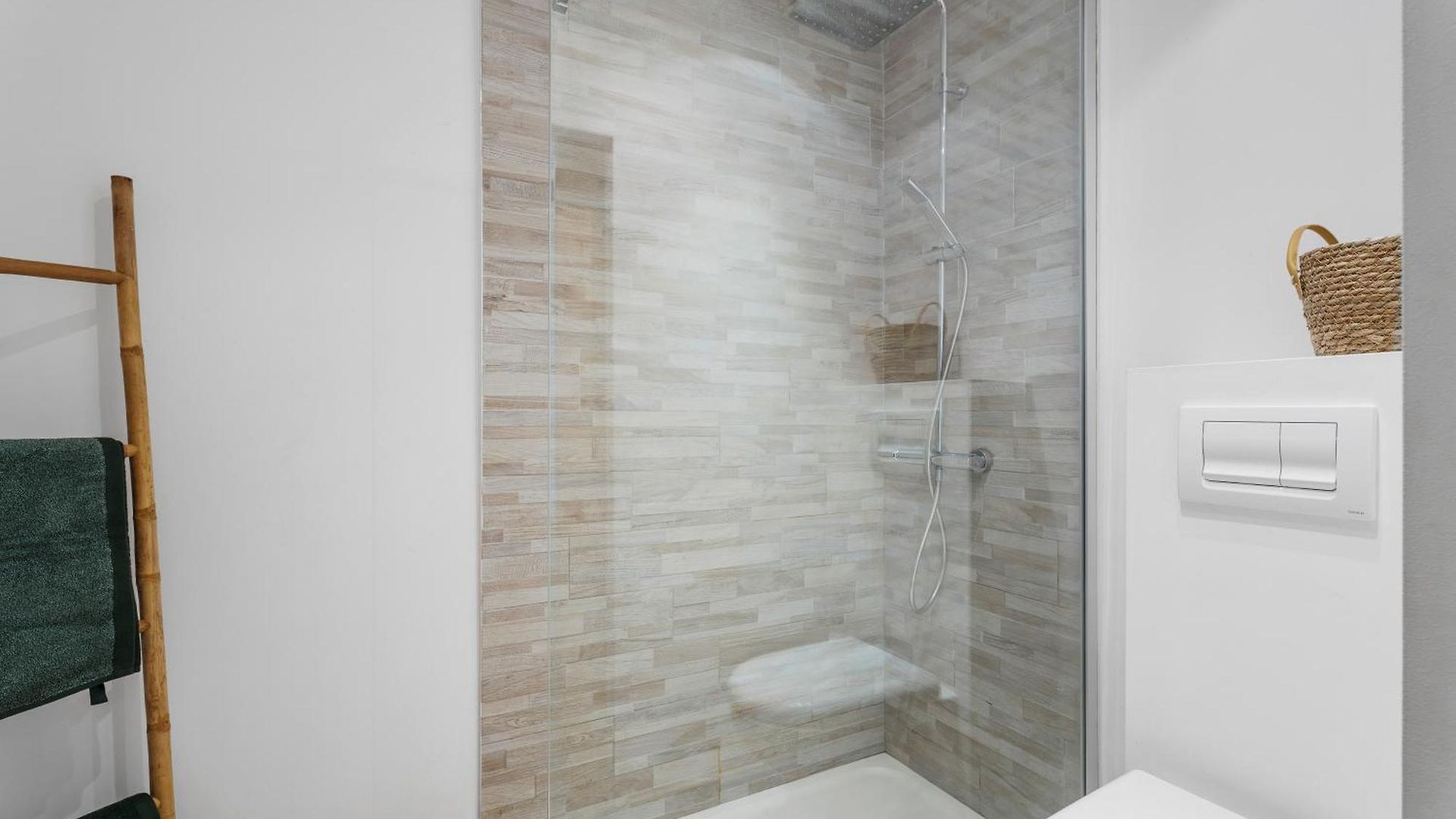 Apartment Renting - 9b Massena - Chic Escape In The Heart Of Comfort & Charm ! *