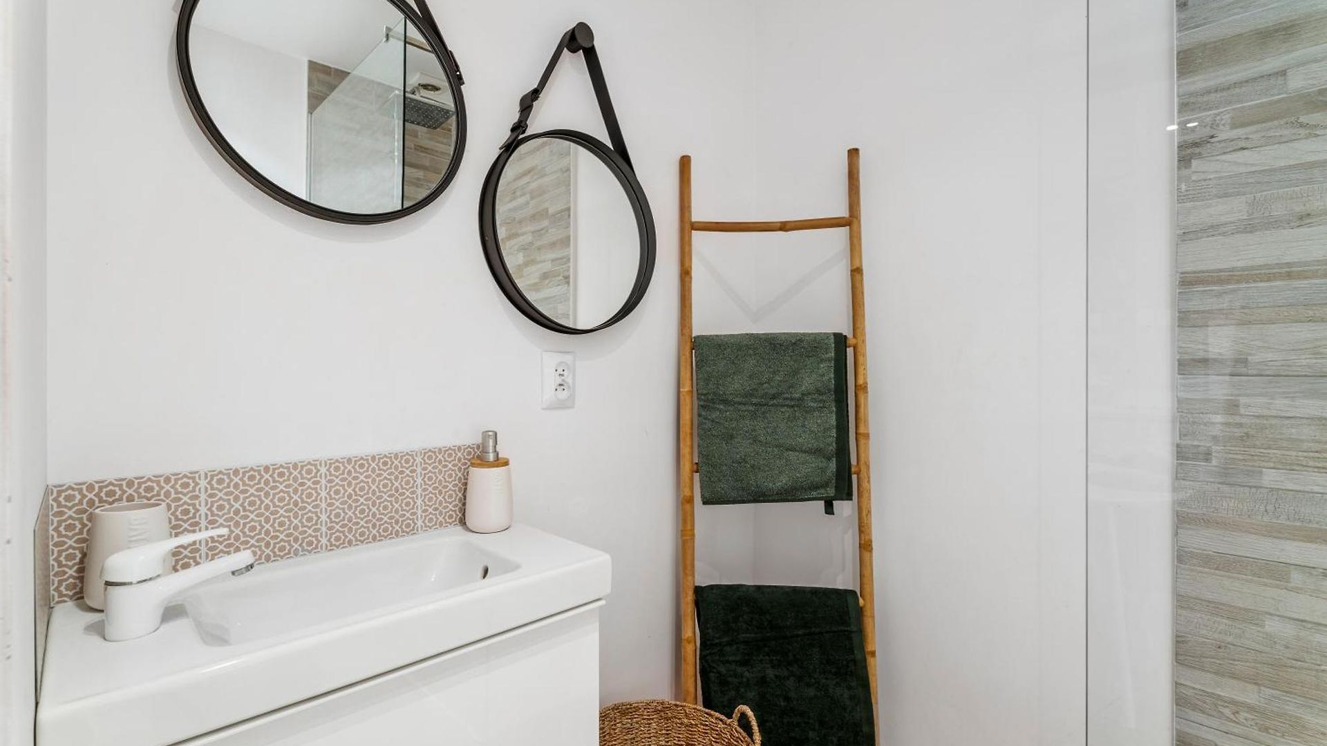 Renting - 9b Massena - Chic Escape In The Heart Of Comfort & Charm ! Apartment *