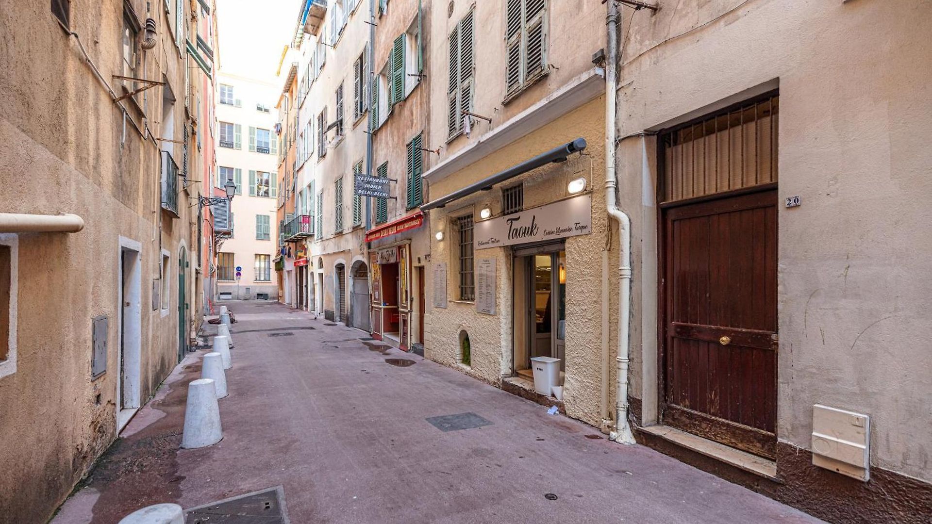 Large 100m From The Appartement
