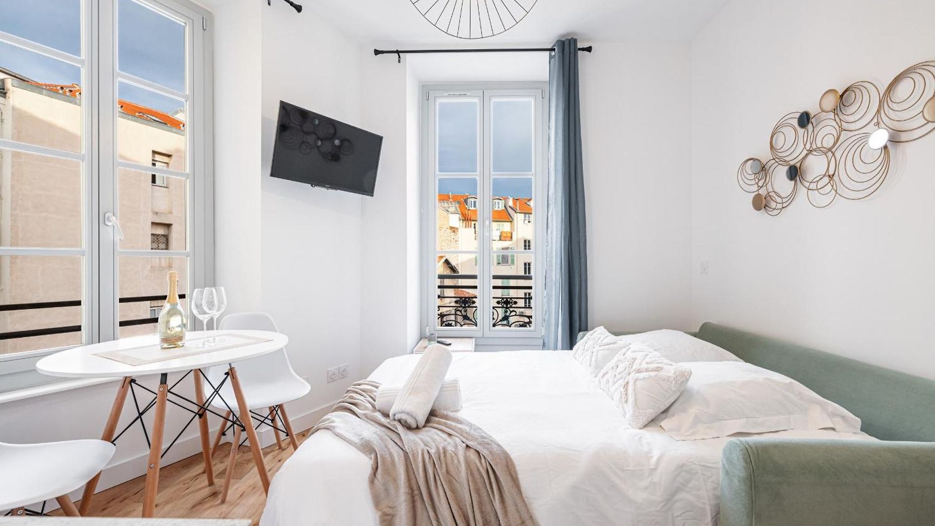 Charming Center 302 Apartment