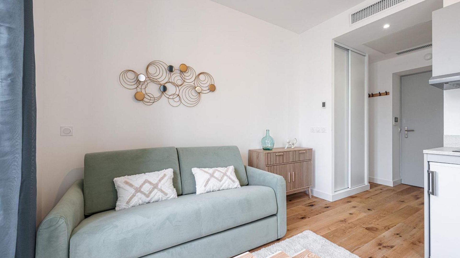 Charming Center 302 *