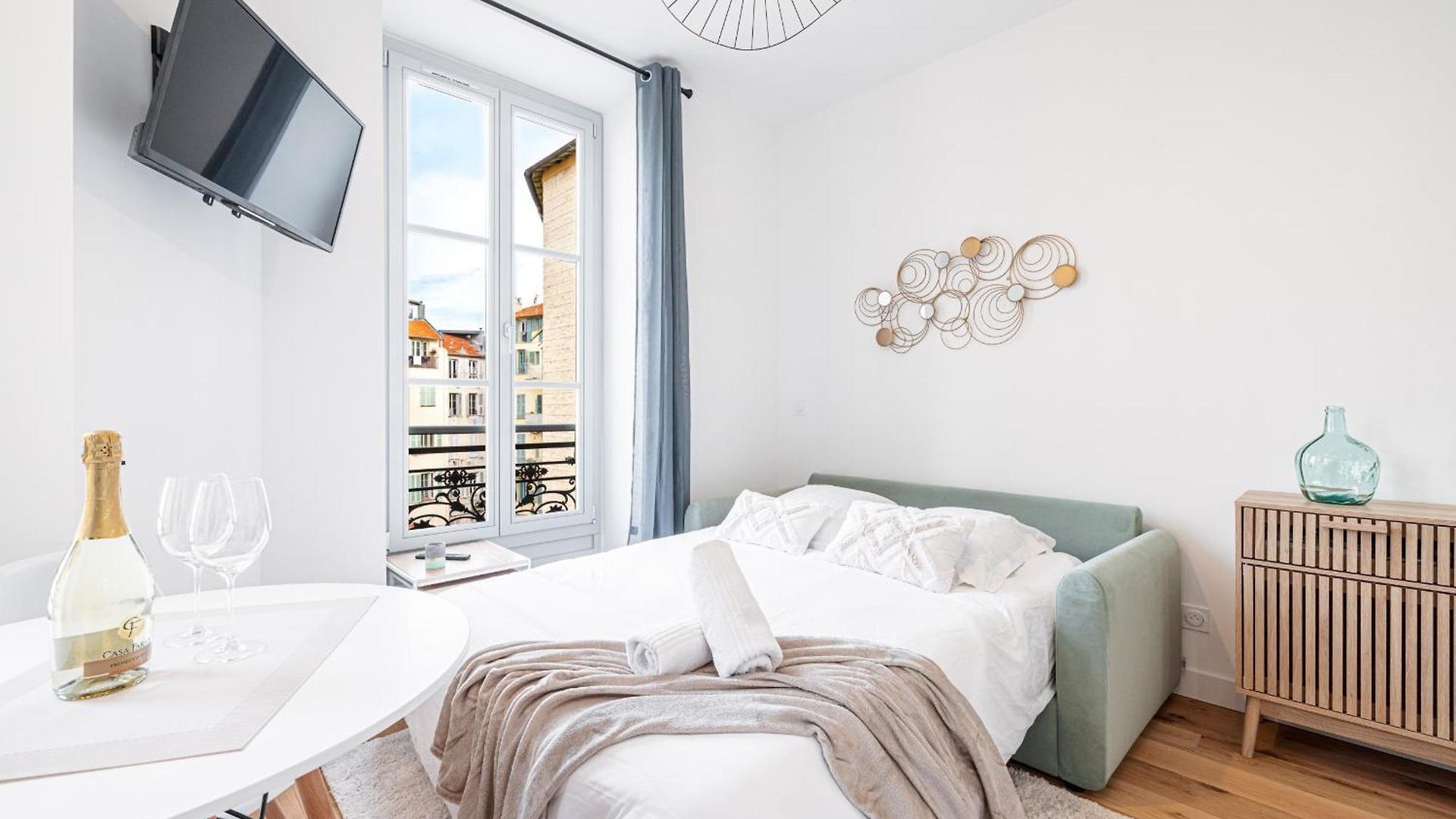 Charming Center 302 Apartment *