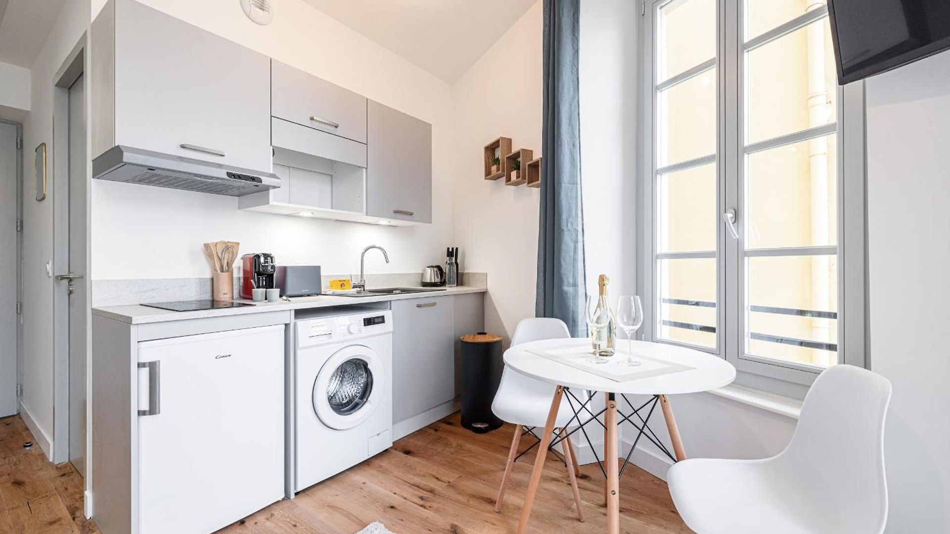 Charming Center 302