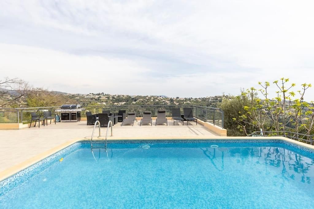 Spacieuse Niçoise Au Calme Avec Piscine Villa