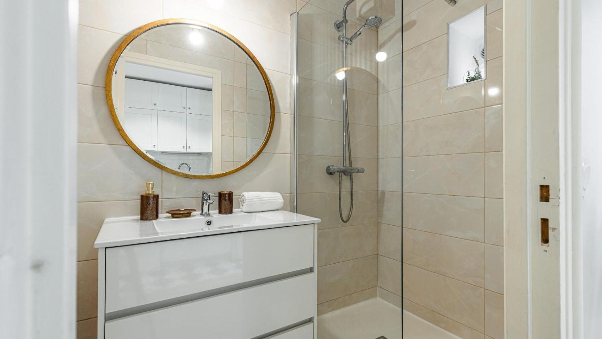 Lovely 1 Bdr Port Area *