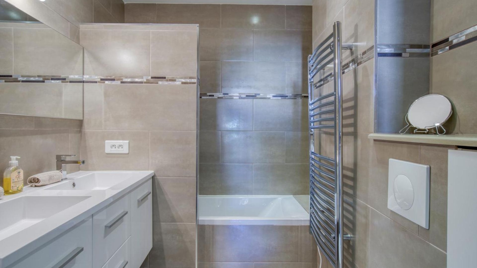 Sublime, Modern, Balconies, A/c, Refurbished Appartement *