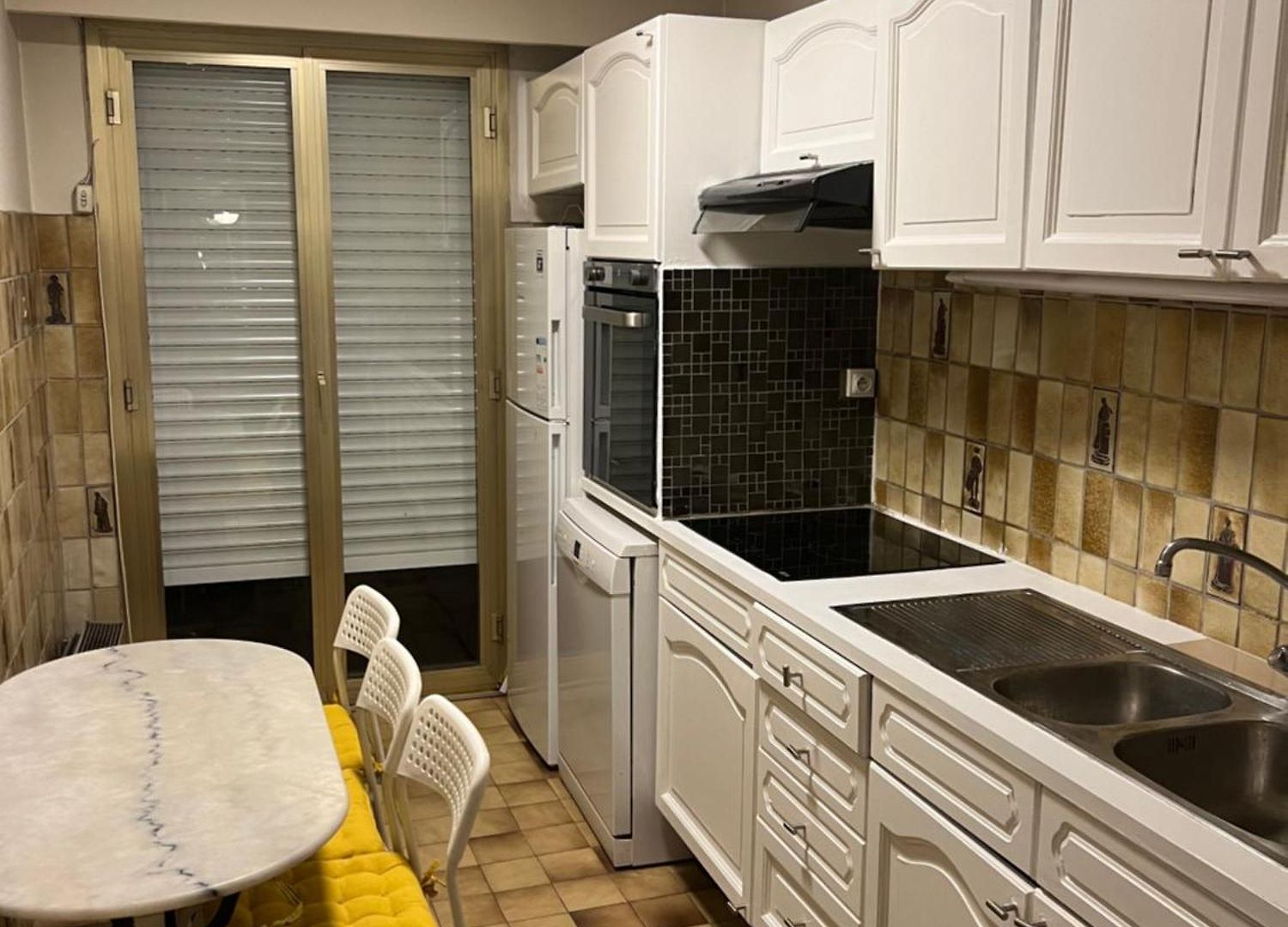 Beachfront And Sea View Entire 2 Crossing With Parking 4 Beds Two Double Bed And 2 Single Bed With 2 Sea View Balconies In Promenade Des Anglais Street 2 Bathroom 3 Wc With 40 Meters From The Beach With Perfect Air Conditioner Cooler Appartement
