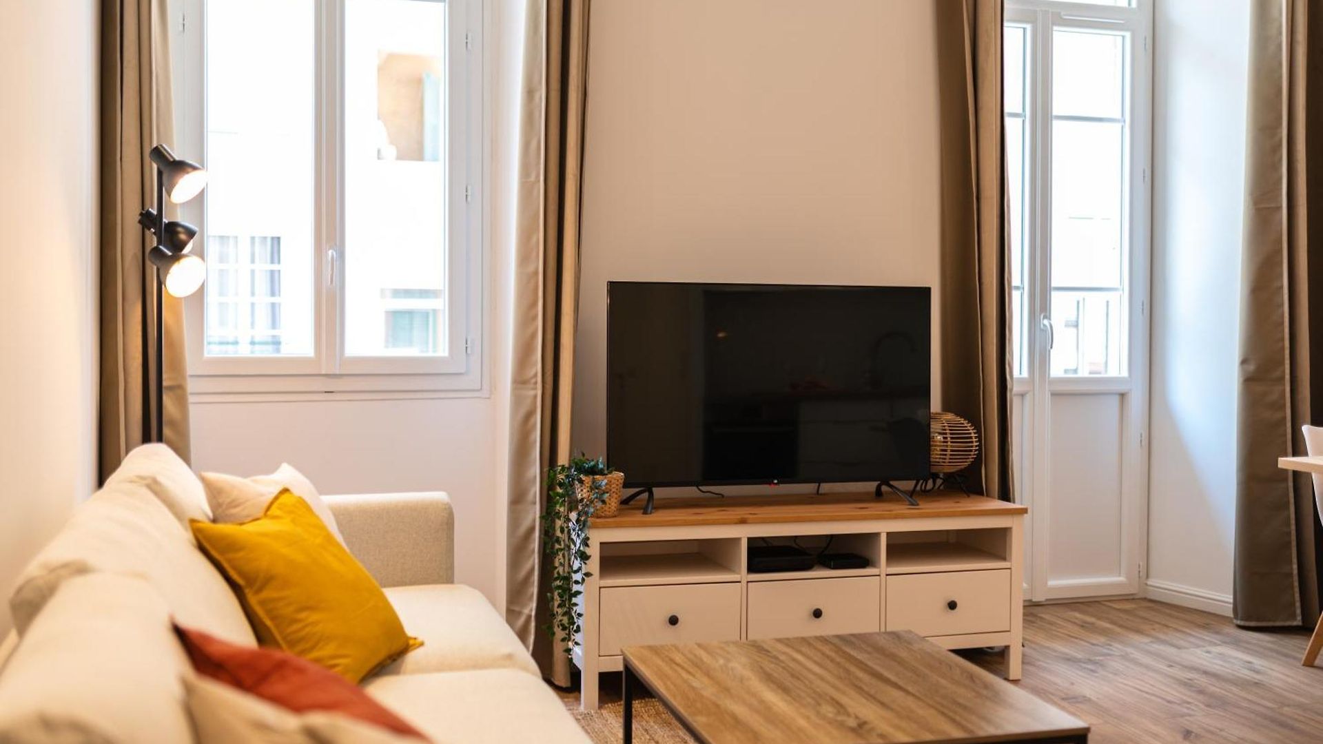 Appartement Magnifique 2p Avec Vue Sur Le Port De Nice