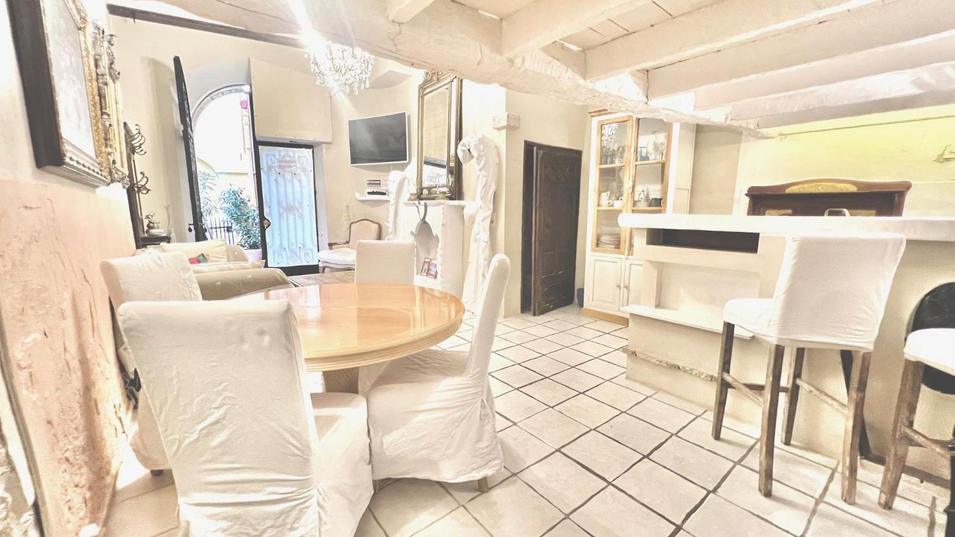 Riviera: Charming 4-room Beachside In Old Town Apartment Nice