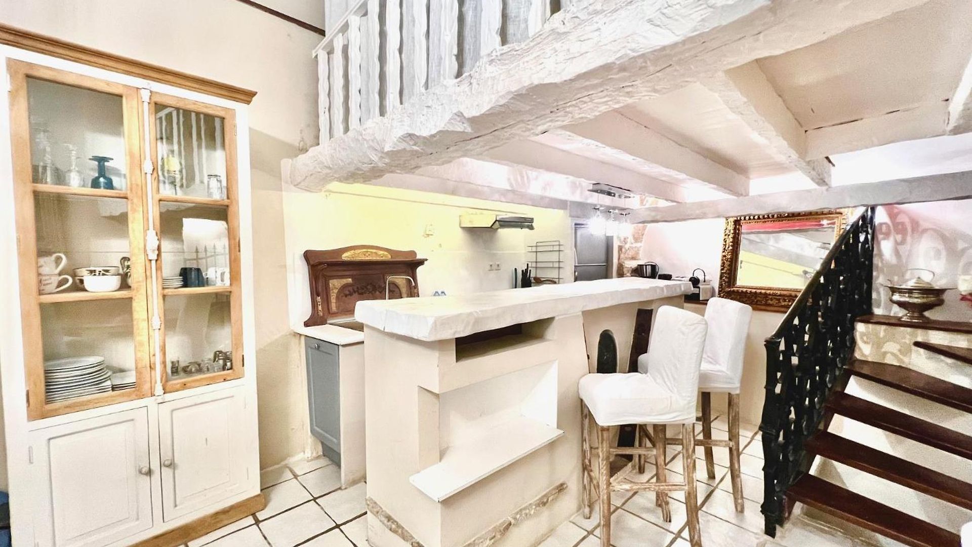 Riviera: Charming 4-room Beachside In Old Town Apartment Nice
