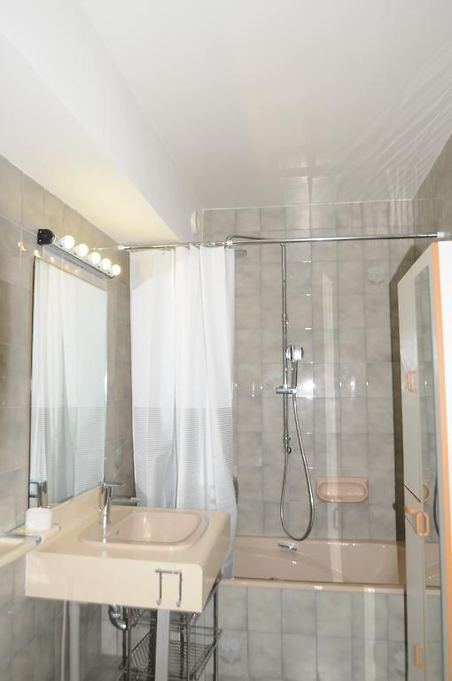 Centre Promenade Golden Square Terrace 1 Min Walk To The Beach Ac Nice