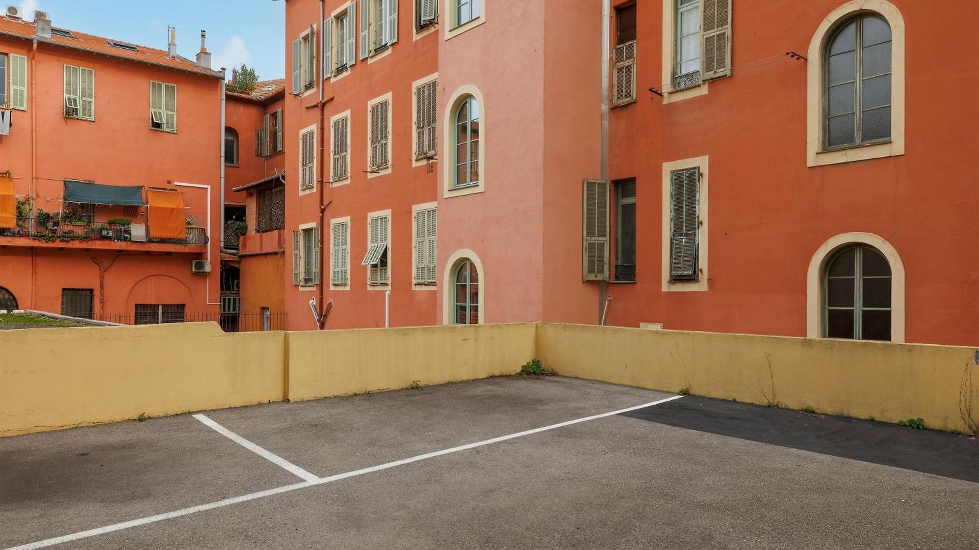 Renting - Philibert - Elegant Spacious Quiet Near The Port Free Parking *