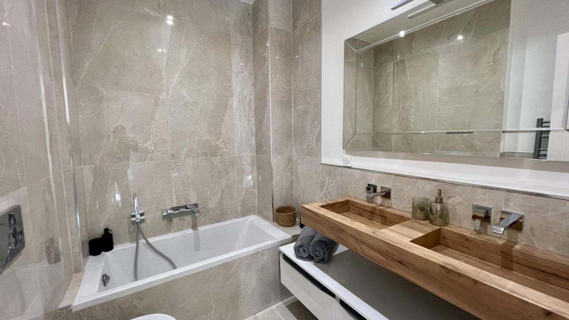 Appartement Luxueux 115m2, 3 Centre Avec Parking à 5 Min -climatisation Nice