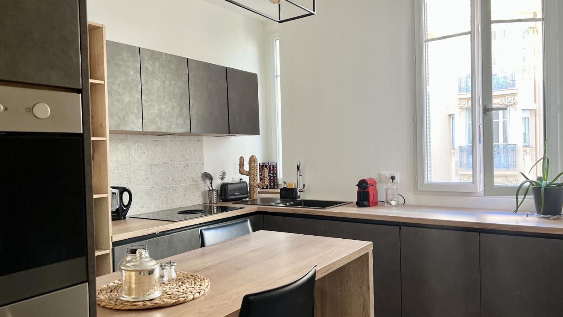 Appartement Luxueux 115m2, 3 Centre Avec Parking à 5 Min -climatisation