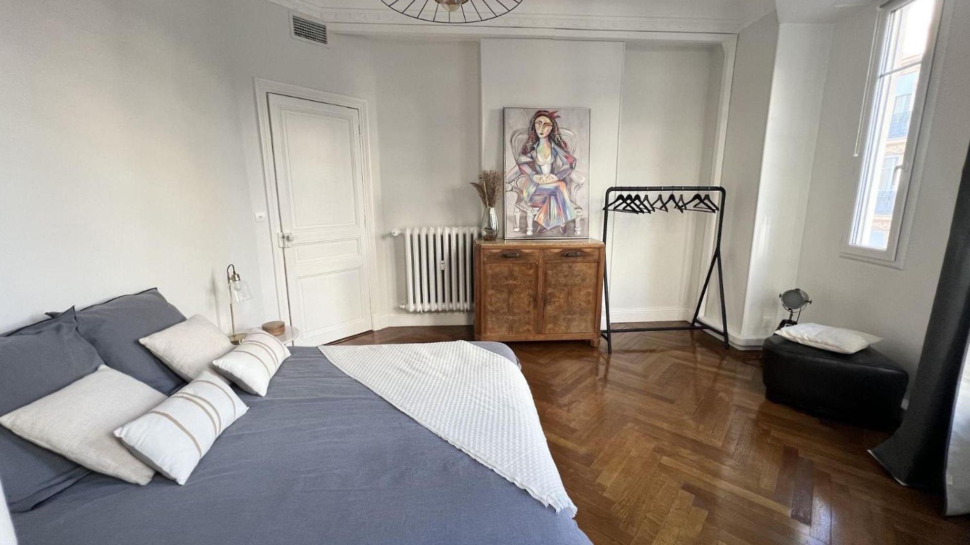 Luxueux 115m2, 3 Centre Avec Parking à 5 Min -climatisation