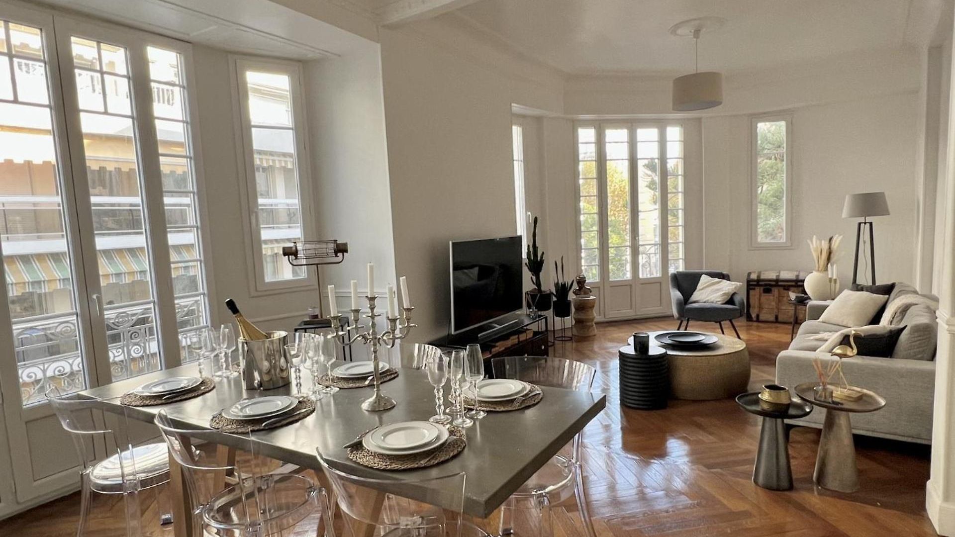 Luxueux 115m2, 3 Centre Avec Parking à 5 Min -climatisation