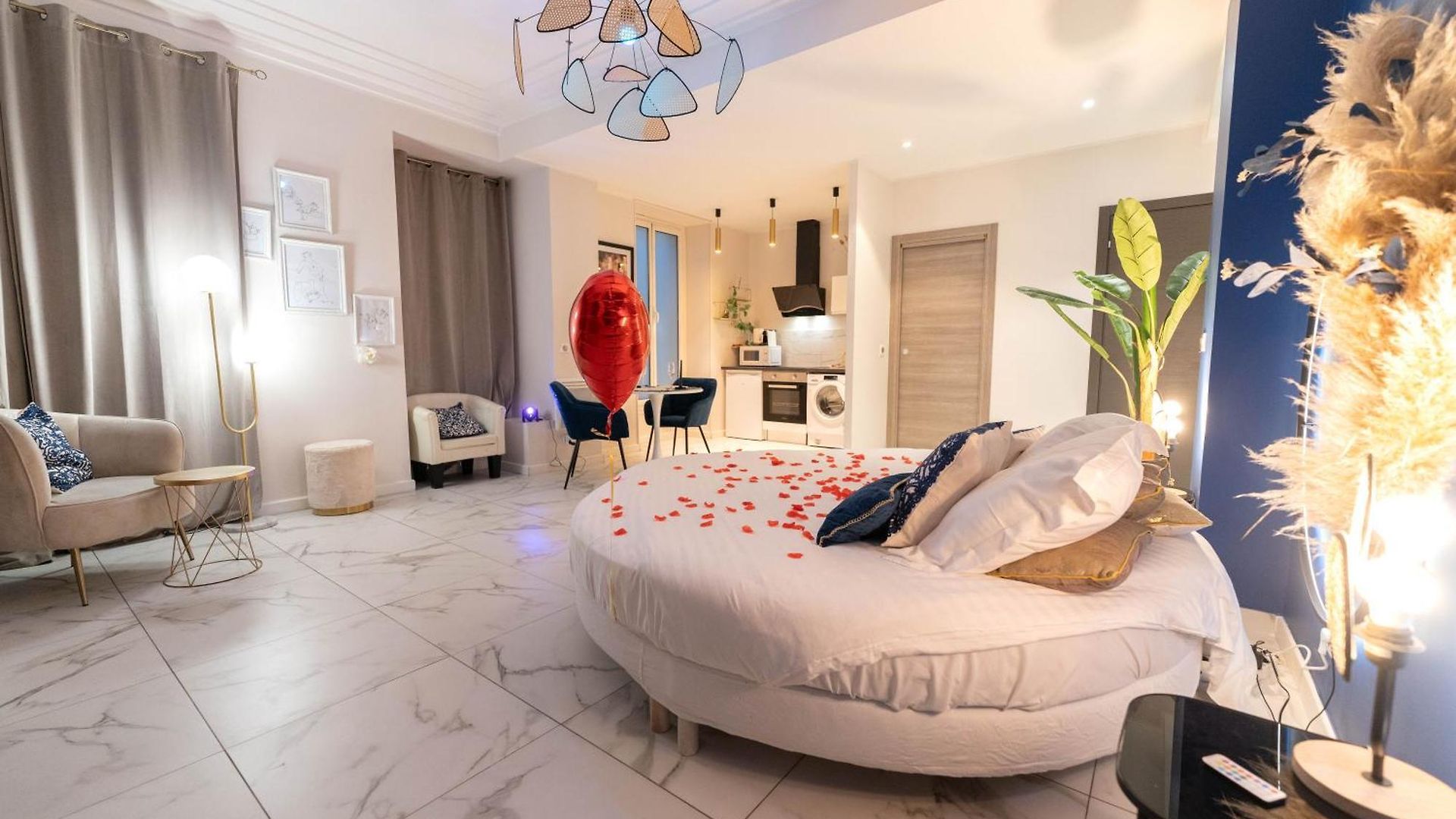 Loveroom Jacuzzi Passion * Nice