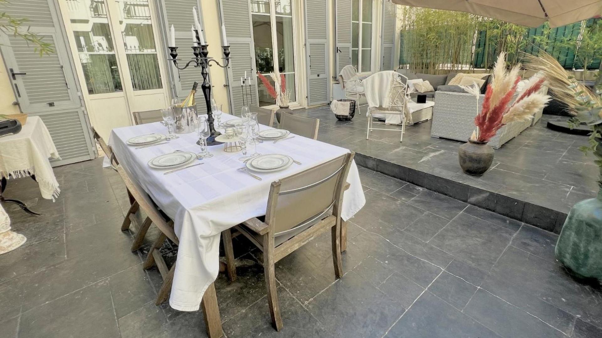Superbe De 105 M2, Hyper Centre Avec Terrasse, Parking, A 5 Min De La *