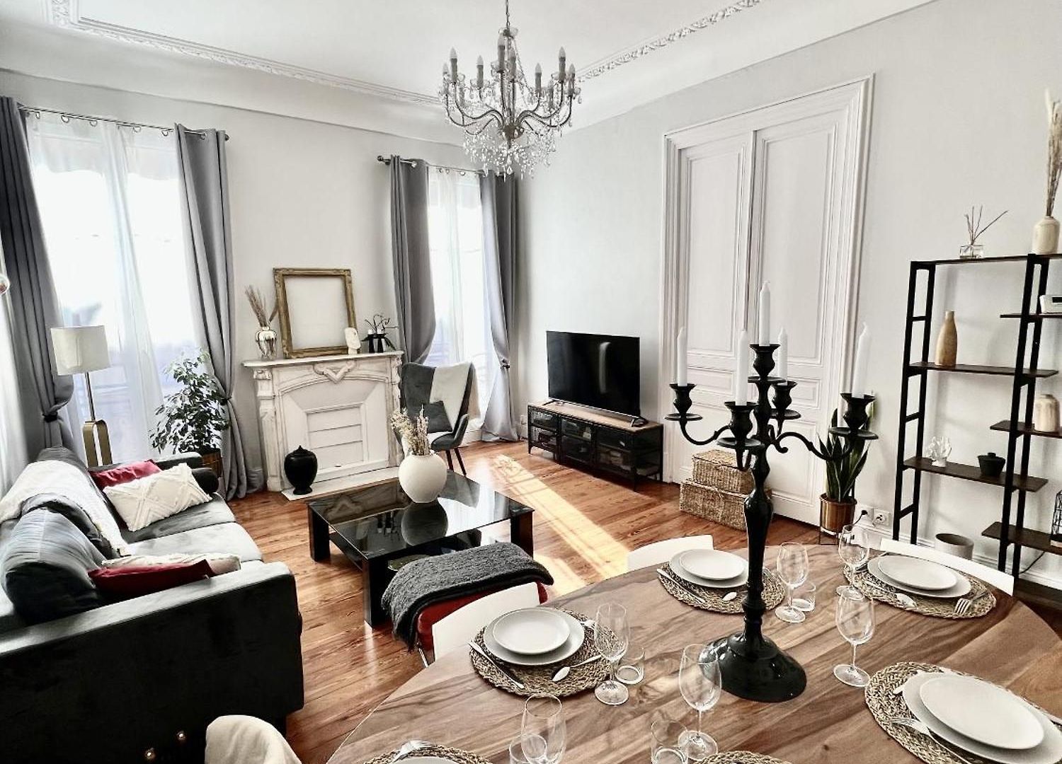 Superbe De 105 M2, Hyper Centre Avec Terrasse, Parking, A 5 Min De La