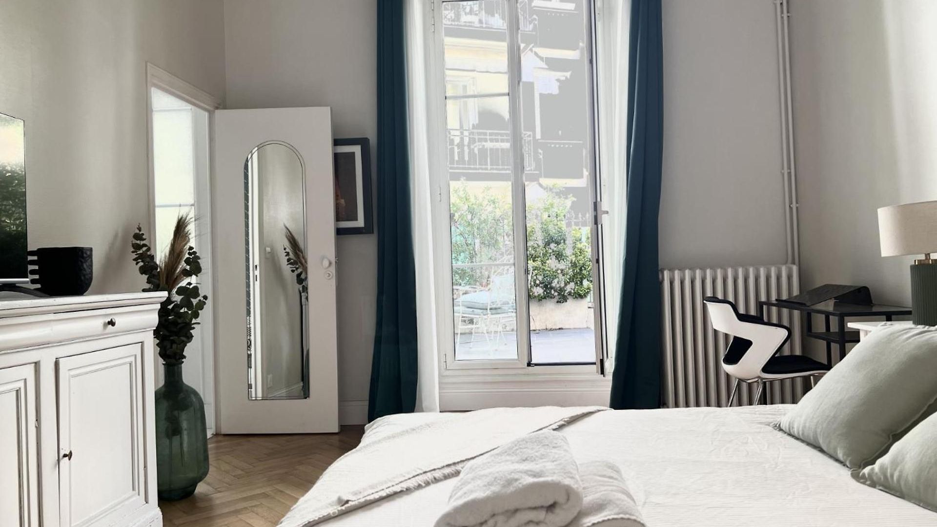 Apartment Superbe De 105 M2, Hyper Centre Avec Terrasse, Parking, A 5 Min De La Nice