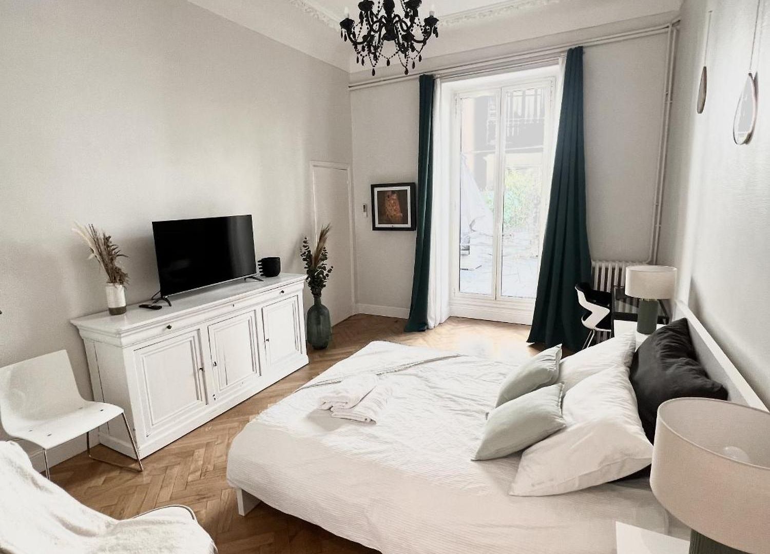 Superbe De 105 M2, Hyper Centre Avec Terrasse, Parking, A 5 Min De La * Nice