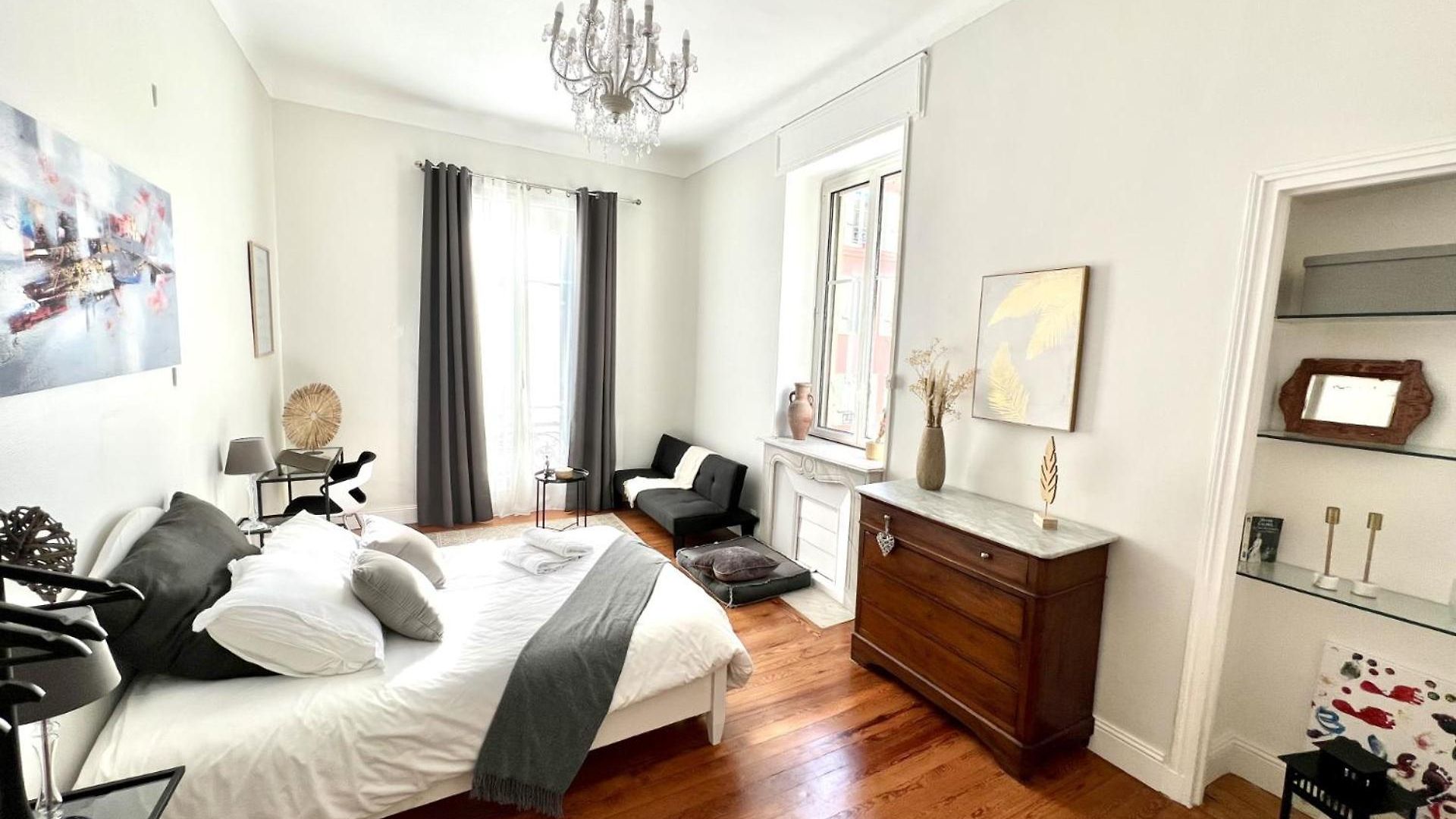 Apartment Superbe De 105 M2, Hyper Centre Avec Terrasse, Parking, A 5 Min De La Nice