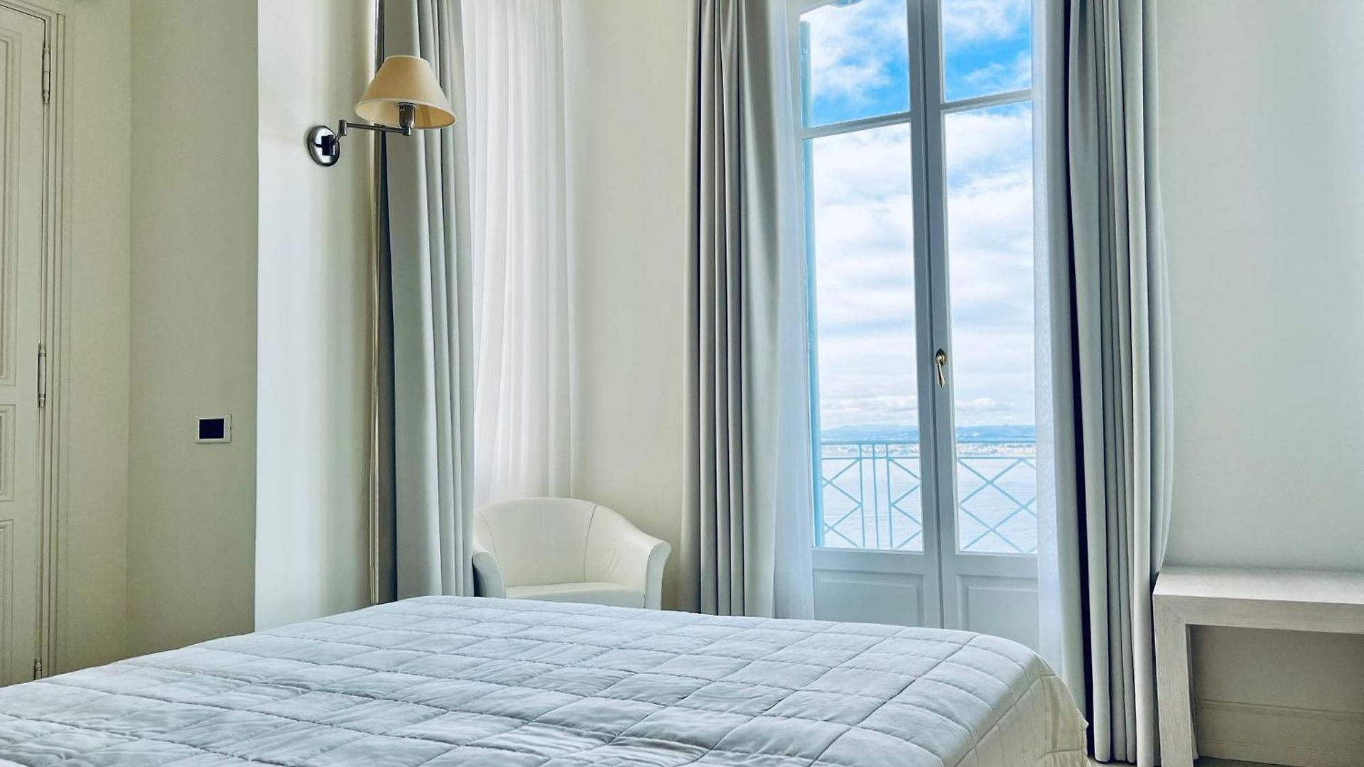 Luxury At Mont Boron, Swimming Pool Overviewing The Bay
