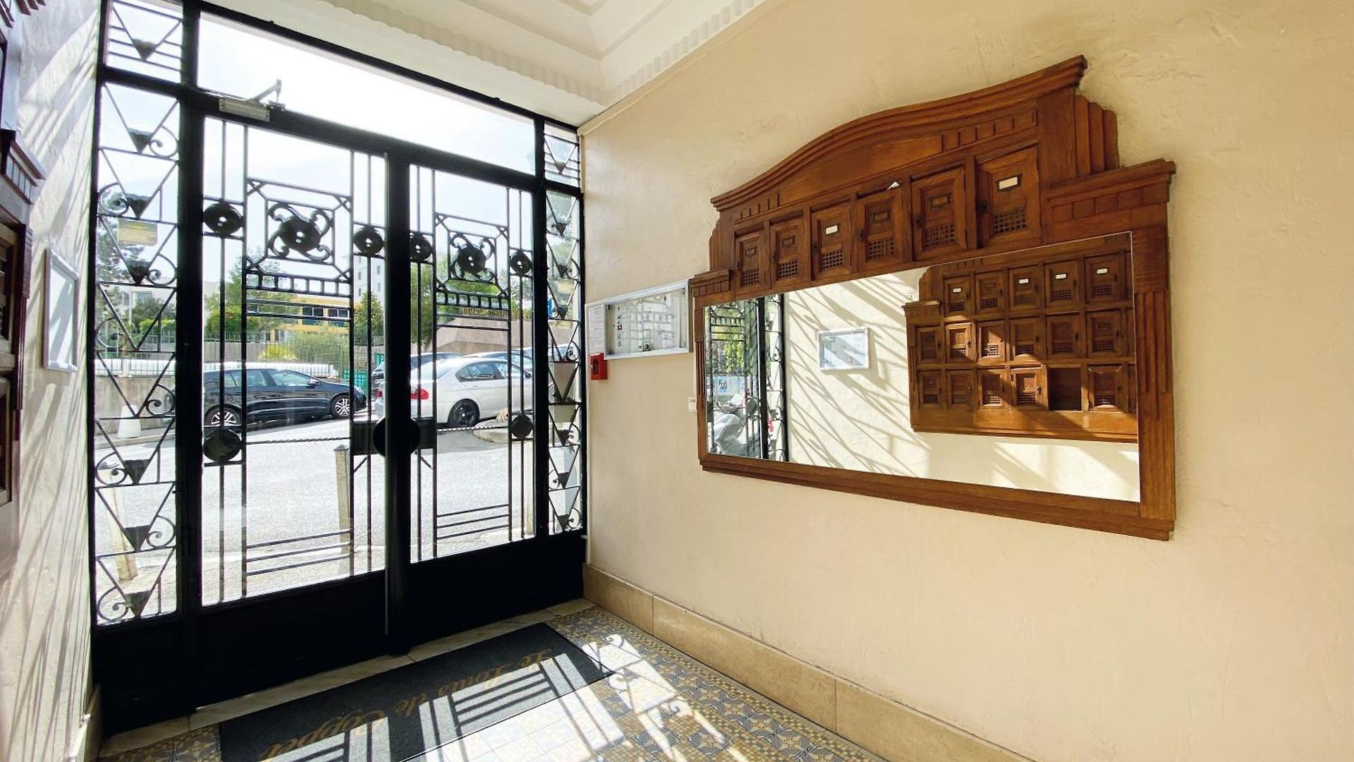 Apartment Beautiful Renovated ,next To The ! Air-c, Free Parking! Nice