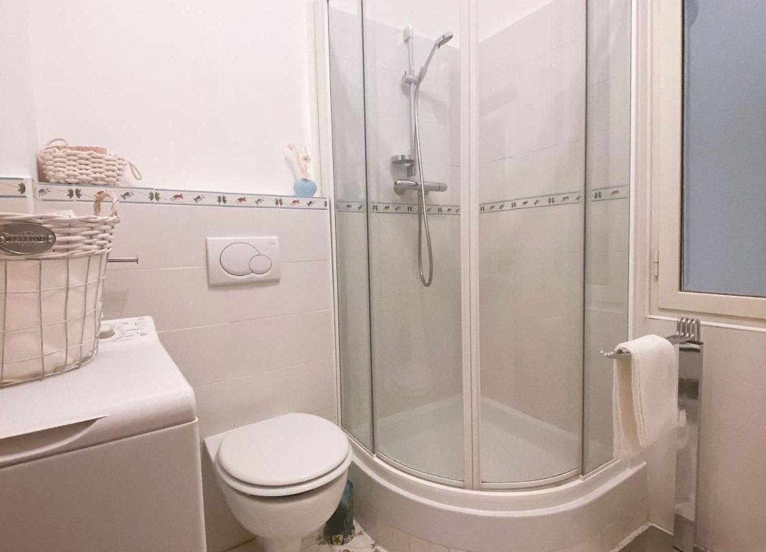 Beautiful Renovated ,next To The ! Air-c, Free Parking! * Nice