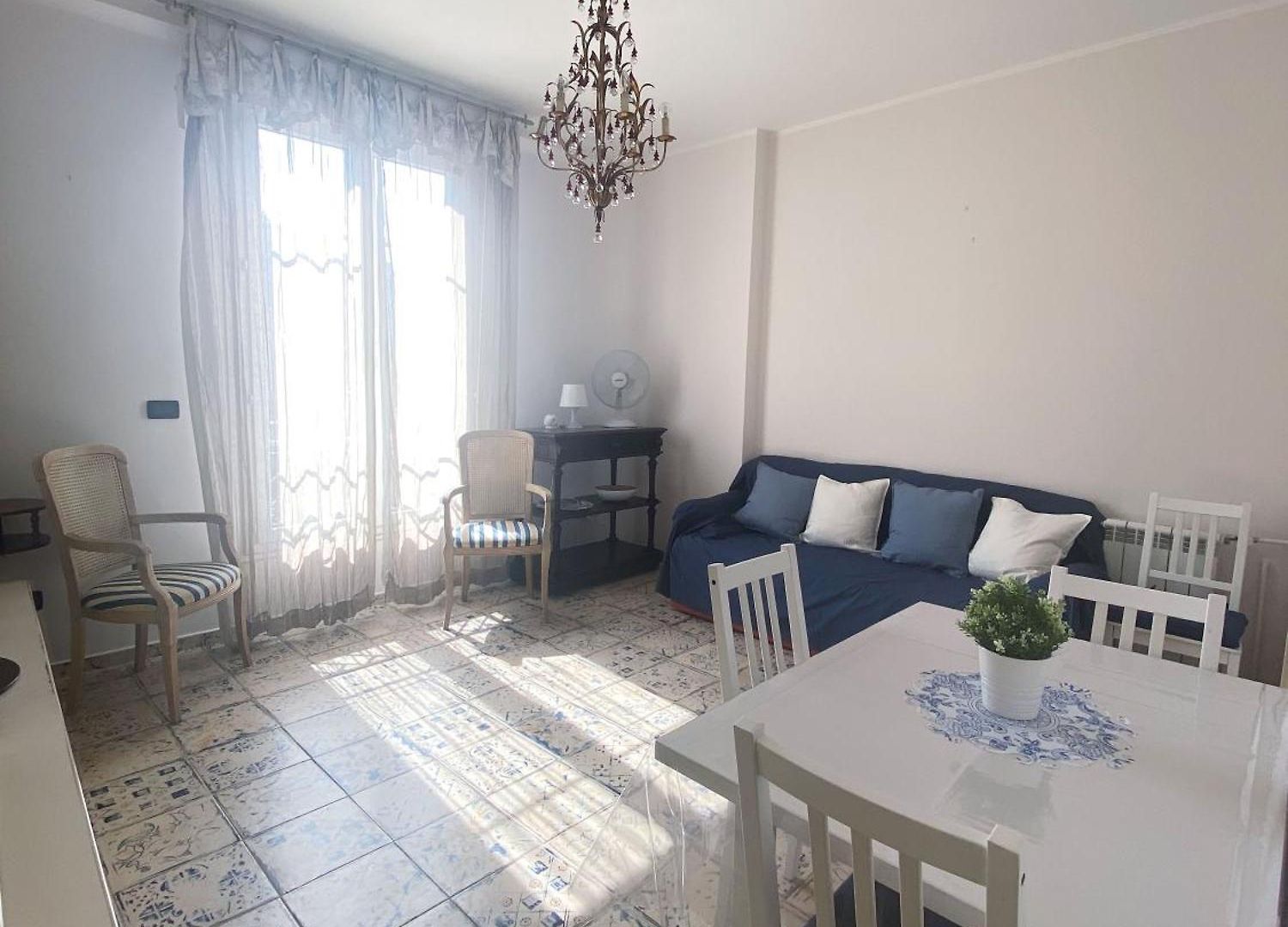 Apartment Beautiful Renovated ,next To The ! Air-c, Free Parking! Nice