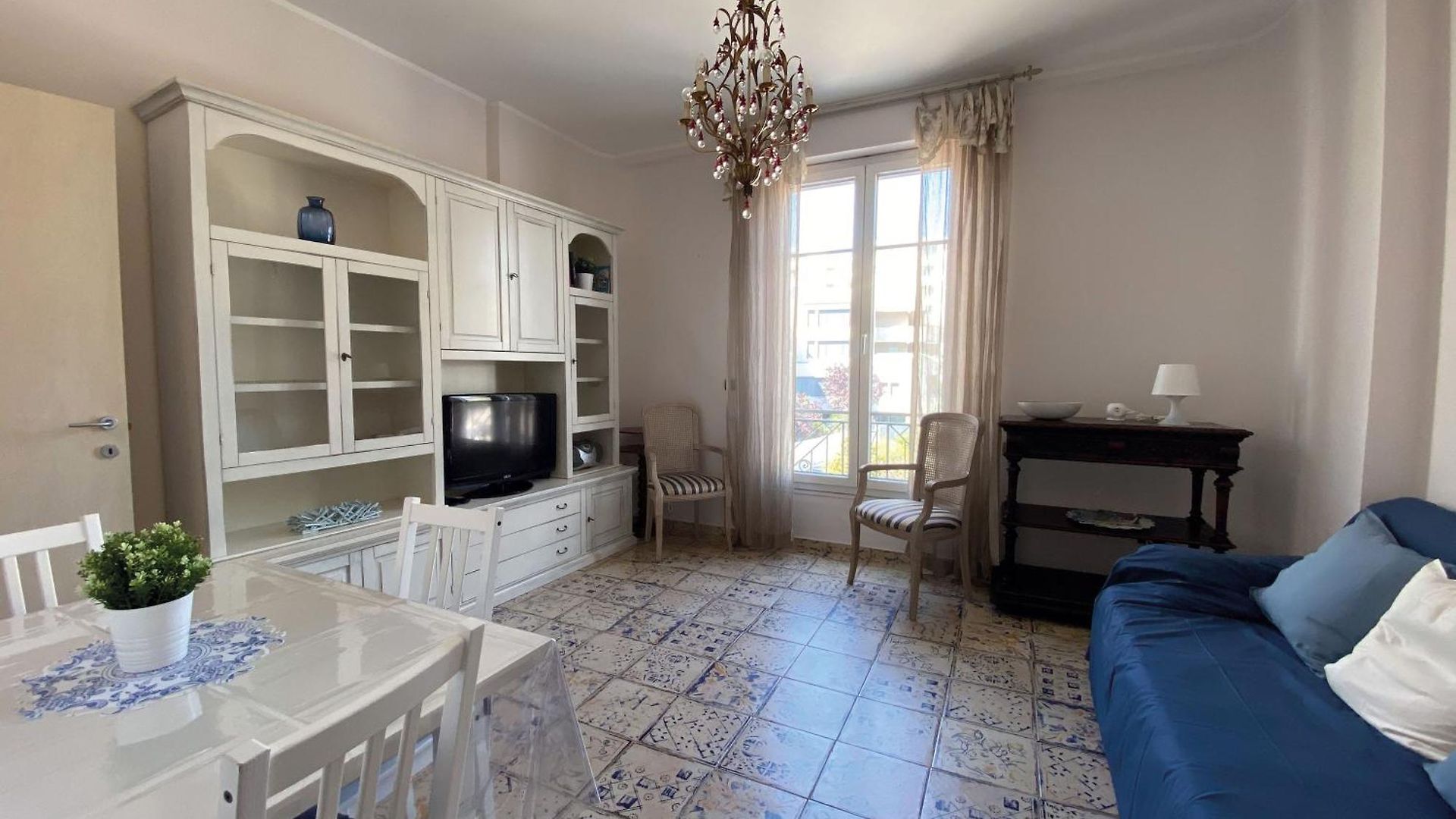 Beautiful Renovated ,next To The ! Air-c, Free Parking! Nice