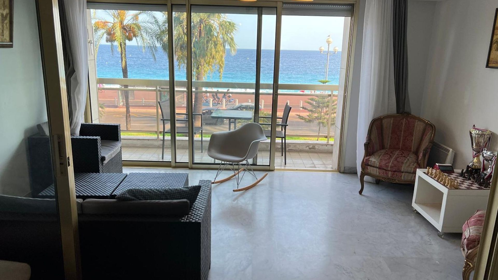 Beachfront And Sea View Entire 2 Crossing With Parking 4 Beds Two Double Bed And 2 Single Bed With 2 Sea View Balconies In Promenade Des Anglais Street 2 Bathroom 3 Wc With 40 Meters From The Beach With Perfect Air Conditioner Cooler * Nice