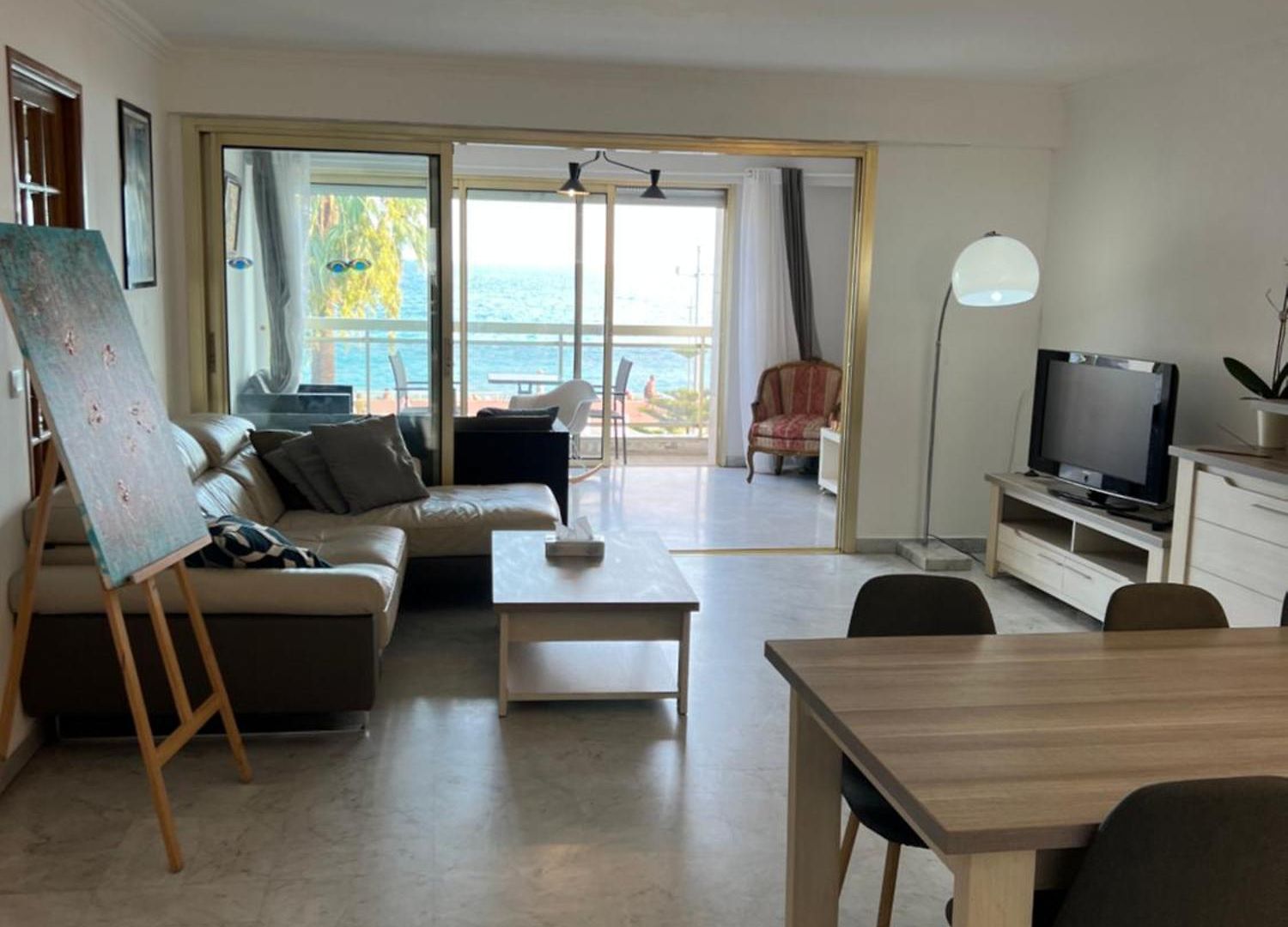 Appartement Beachfront And Sea View Entire 2 Crossing With Parking 4 Beds Two Double Bed And 2 Single Bed With 2 Sea View Balconies In Promenade Des Anglais Street 2 Bathroom 3 Wc With 40 Meters From The Beach With Perfect Air Conditioner Cooler
