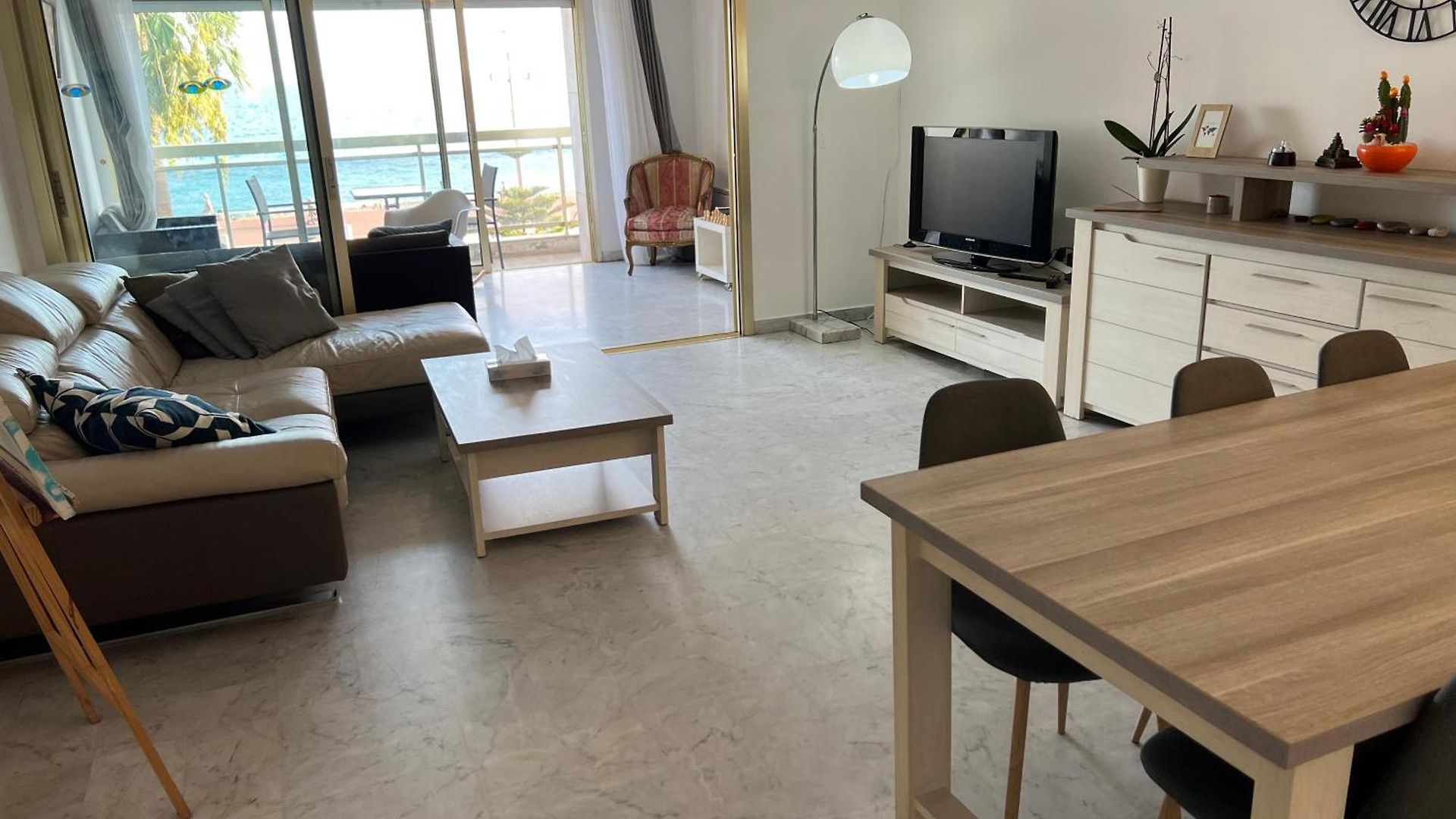 Beachfront And Sea View Entire 2 Crossing With Parking 4 Beds Two Double Bed And 2 Single Bed With 2 Sea View Balconies In Promenade Des Anglais Street 2 Bathroom 3 Wc With 40 Meters From The Beach With Perfect Air Conditioner Cooler * Nice