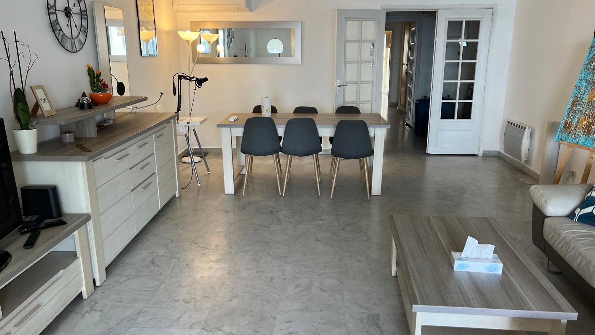 Beachfront And Sea View Entire 2 Crossing With Parking 4 Beds Two Double Bed And 2 Single Bed With 2 Sea View Balconies In Promenade Des Anglais Street 2 Bathroom 3 Wc With 40 Meters From The Beach With Perfect Air Conditioner Cooler Appartement Nice