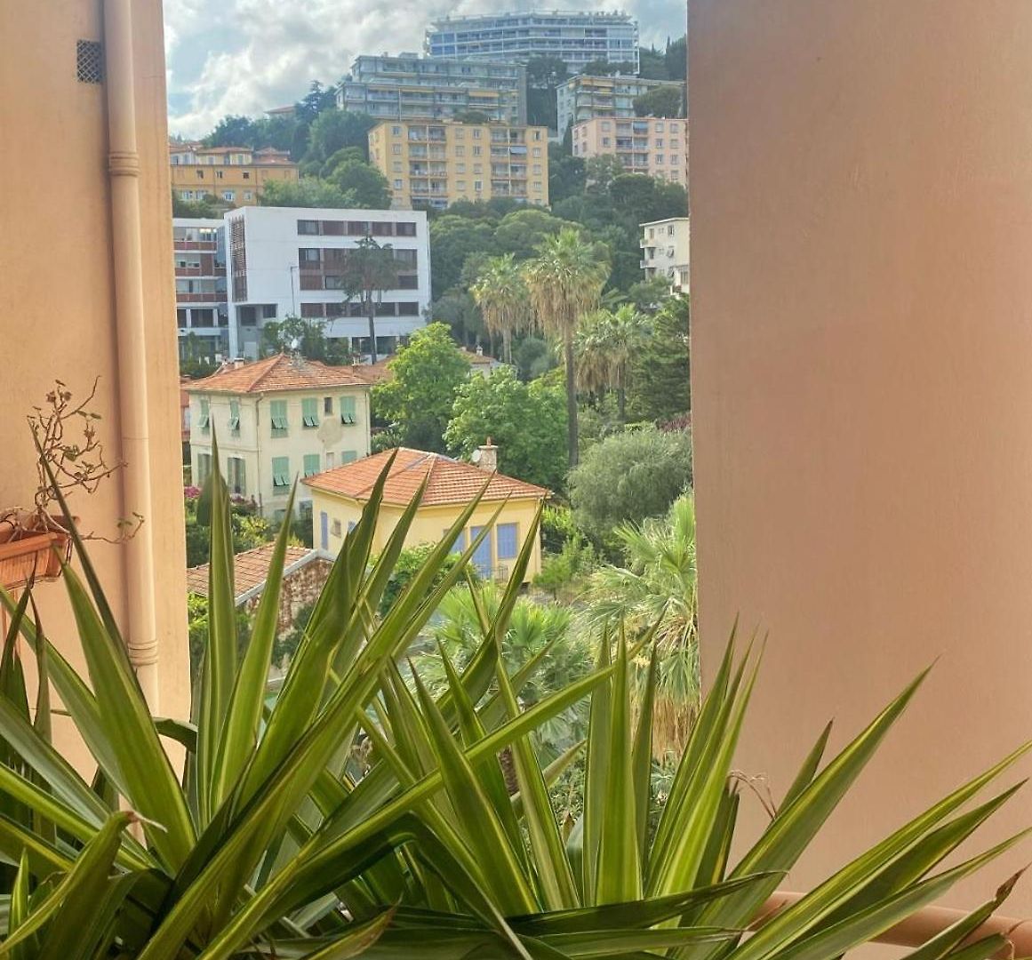 Promenade: Spacious Air-conditioned Near Apartment *