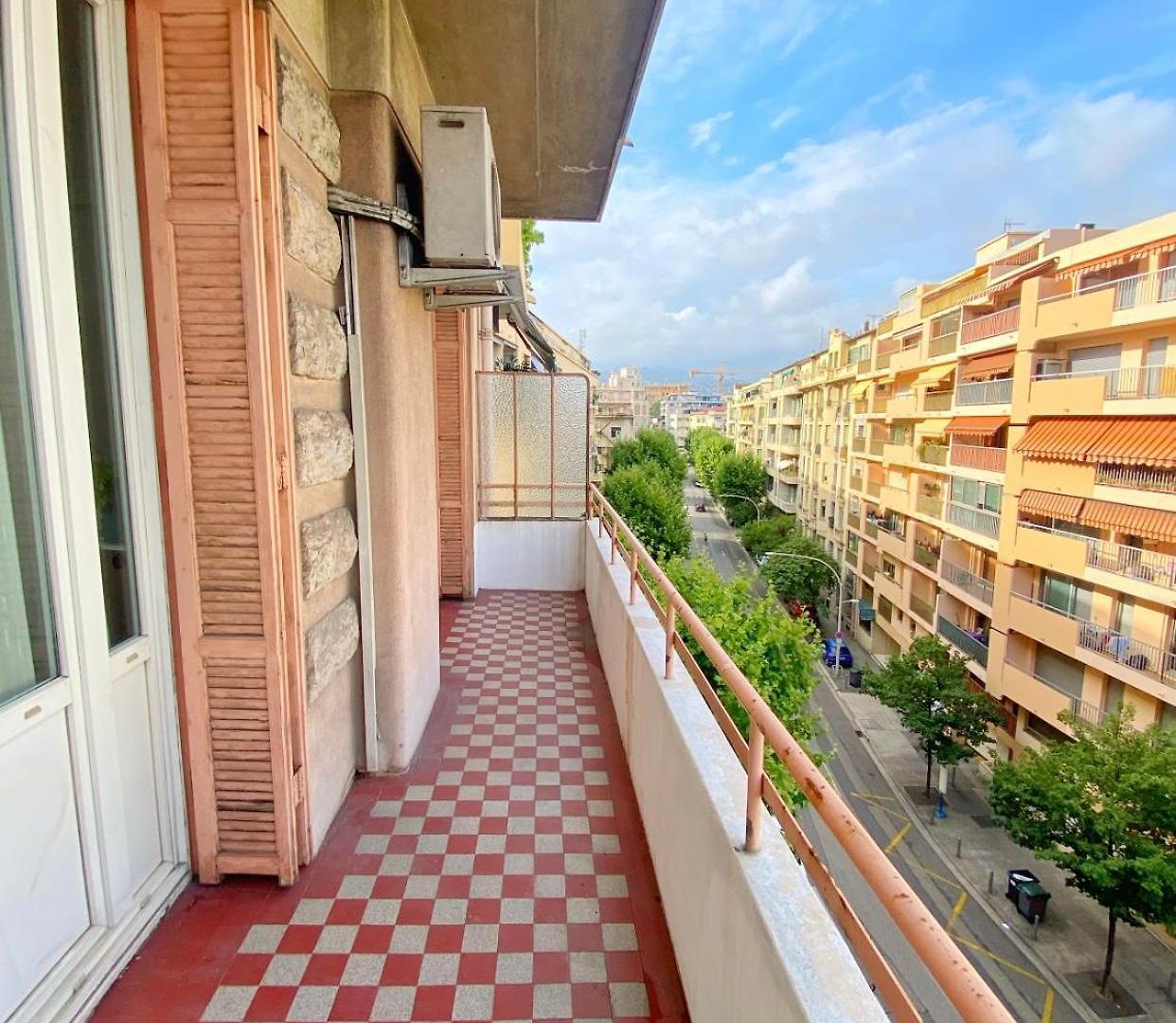 Promenade: Spacious Air-conditioned Near Apartment *