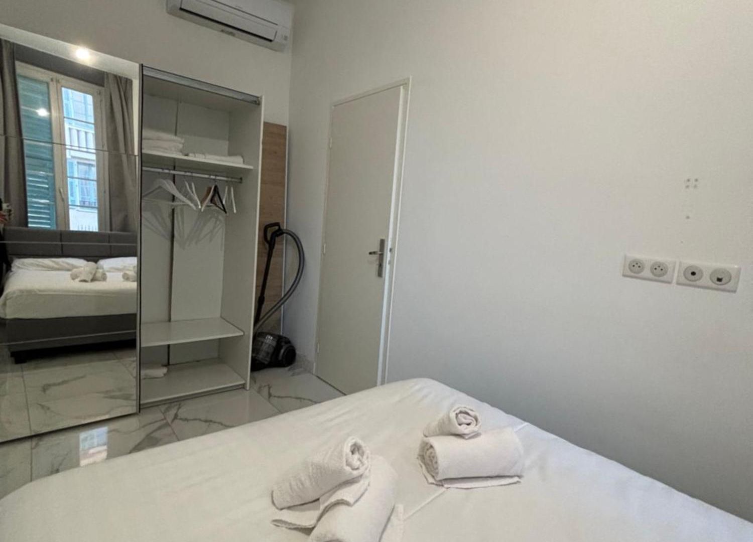 4 Couchages Idealement Place Promenade Des Anglais / Cours Saleya * Nice
