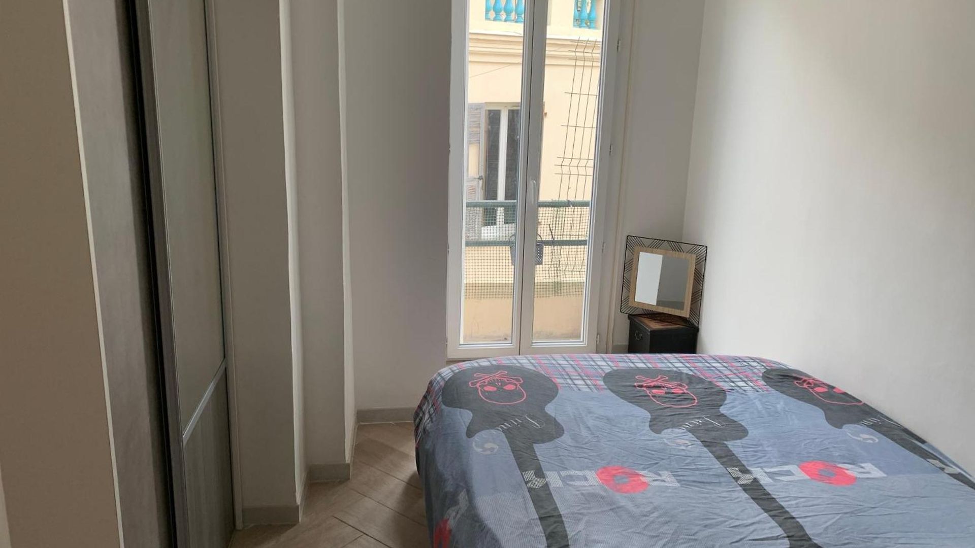 à 5 Minutes De La Nice